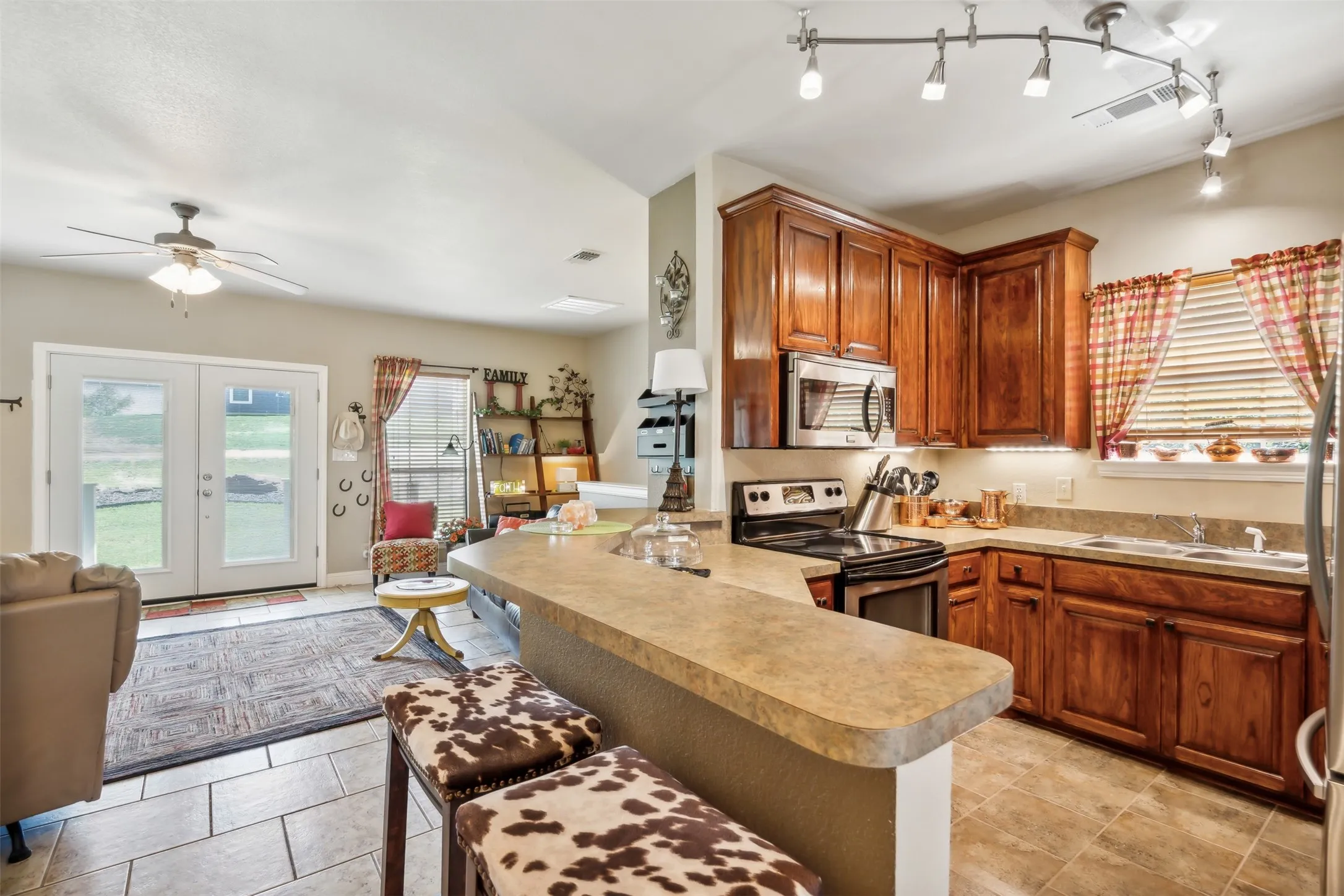 Single Family Residence For Sale in Wise County , 268 Private Road 1758, Chico, Texas 76431, 3 Bedroom, 2 Bathroom, 2 Garage spaces, 1,842 Sqft, built in 2007, Preowned, mls#21231719, Real Estate Agent in Chico, Homes For Sale in Wise county, Homes For Sale in Chico, Realtor in Chico Texas, Real Estate Brokerage Independent Realty Texas, Luminita Cordes Realtor