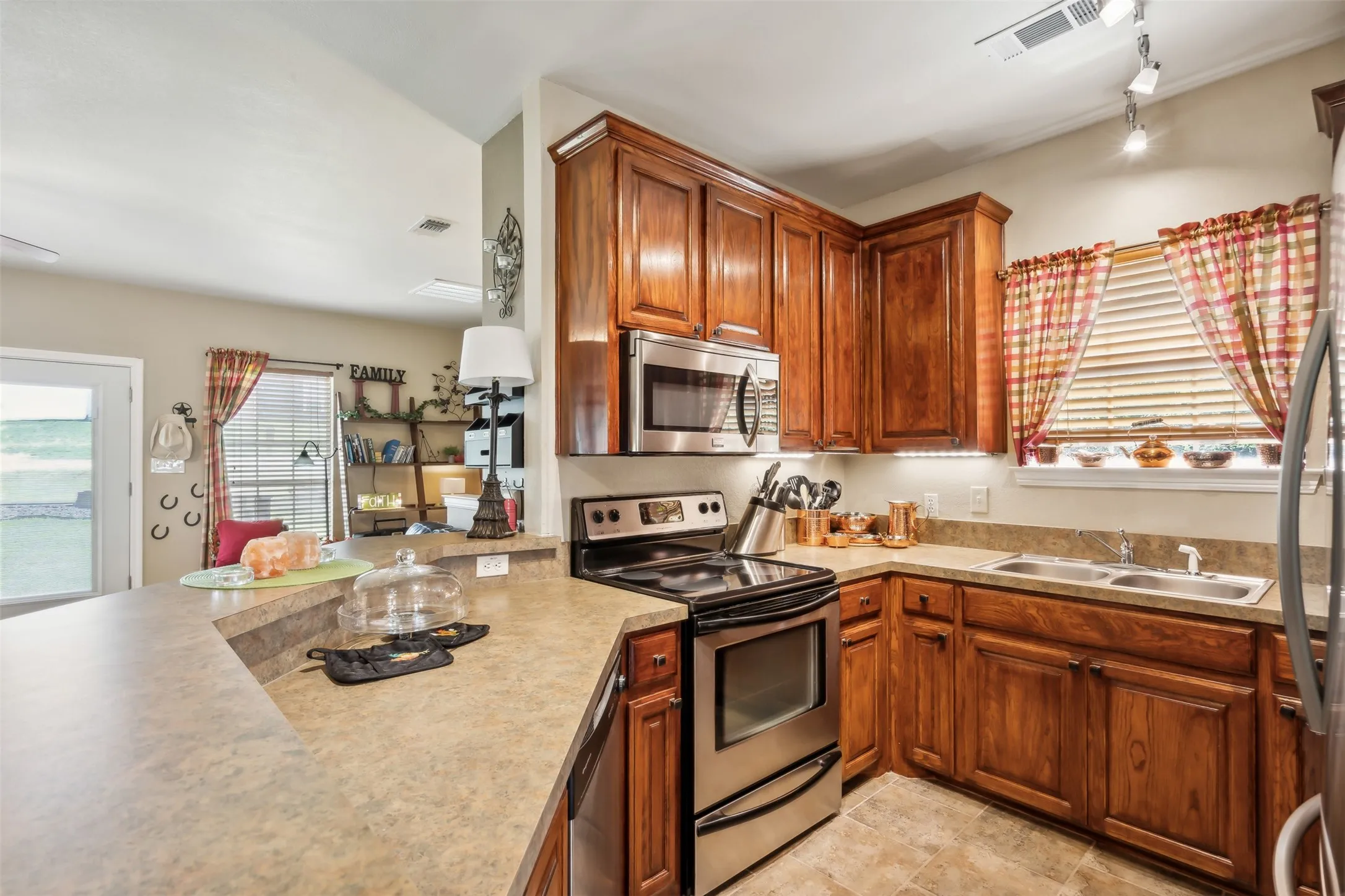 Single Family Residence For Sale in Wise County , 268 Private Road 1758, Chico, Texas 76431, 3 Bedroom, 2 Bathroom, 2 Garage spaces, 1,842 Sqft, built in 2007, Preowned, mls#21231719, Real Estate Agent in Chico, Homes For Sale in Wise county, Homes For Sale in Chico, Realtor in Chico Texas, Real Estate Brokerage Independent Realty Texas, Luminita Cordes Realtor