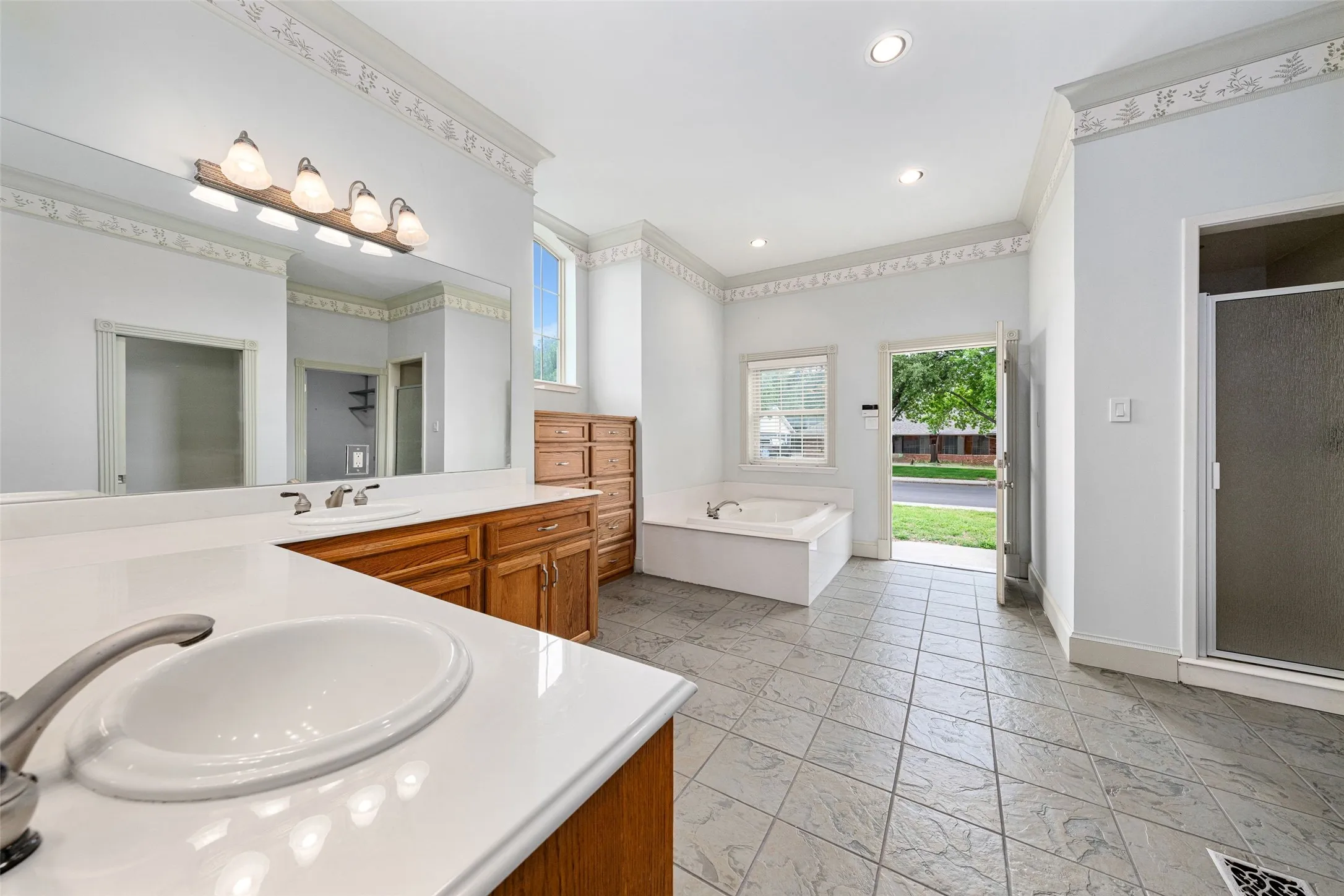 Single Family Residence For Sale in Dallas County , 1513 Canyon Oaks Drive, Irving, Texas 75061, 5 Bedroom, 5 Bathroom, 2 Garage spaces, 4,614 Sqft, built in 2002, Preowned, mls#21241697, Real Estate Agent in Irving, Homes For Sale in Dallas county, Homes For Sale in Irving, Realtor in Irving Texas, Real Estate Brokerage Independent Realty Texas, Luminita Cordes Realtor
