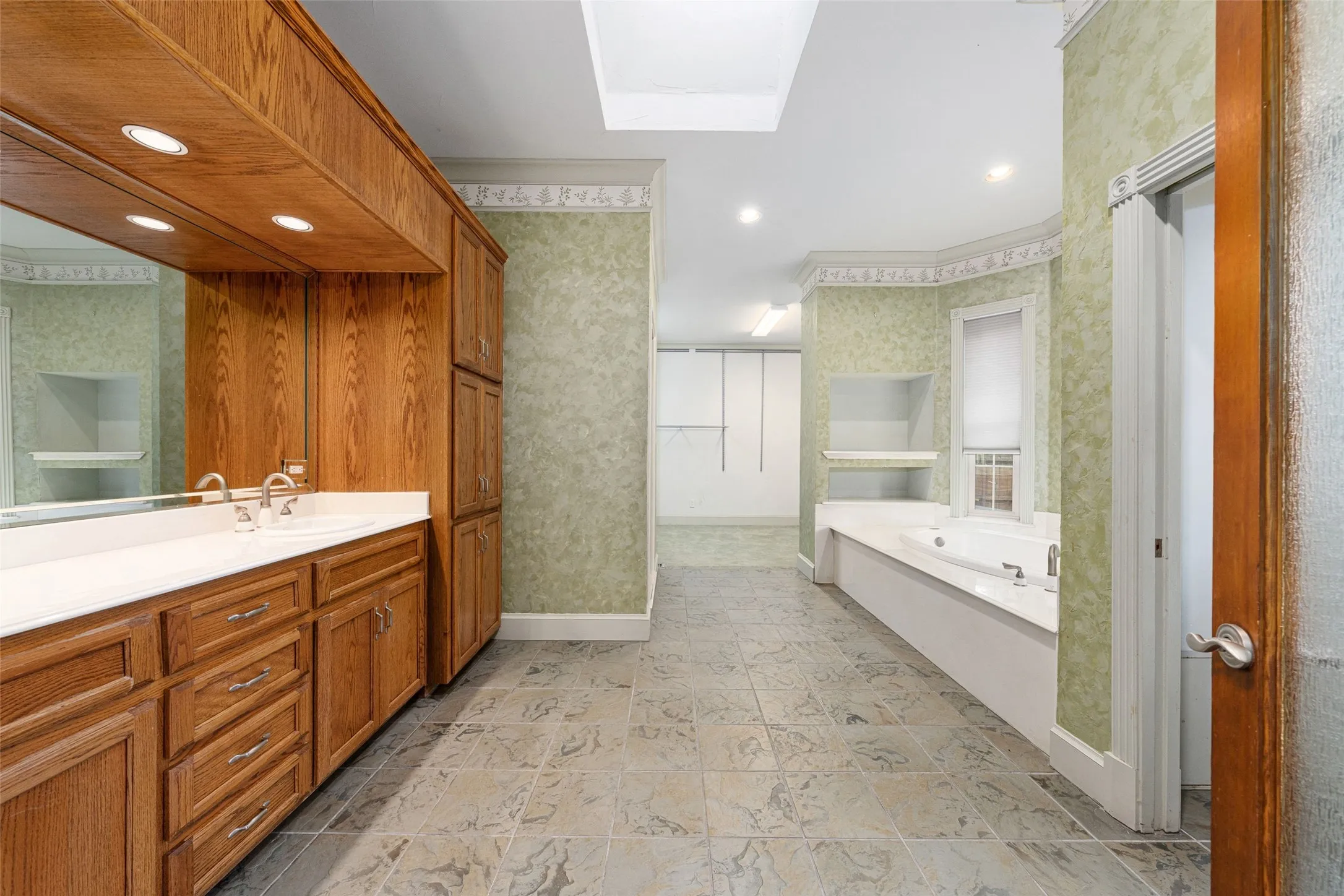Single Family Residence For Sale in Dallas County , 1513 Canyon Oaks Drive, Irving, Texas 75061, 5 Bedroom, 5 Bathroom, 2 Garage spaces, 4,614 Sqft, built in 2002, Preowned, mls#21241697, Real Estate Agent in Irving, Homes For Sale in Dallas county, Homes For Sale in Irving, Realtor in Irving Texas, Real Estate Brokerage Independent Realty Texas, Luminita Cordes Realtor
