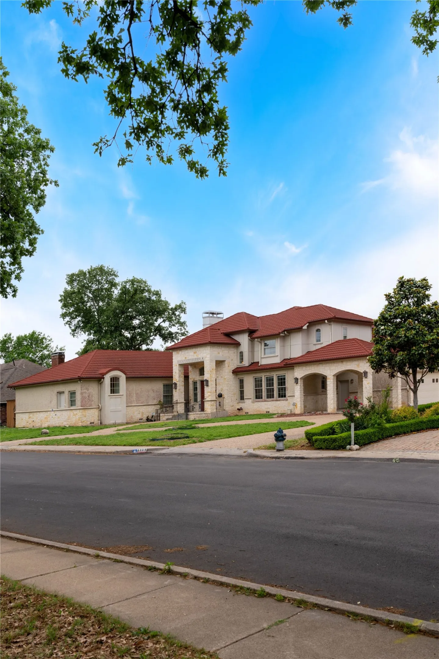 Single Family Residence For Sale in Dallas County , 1513 Canyon Oaks Drive, Irving, Texas 75061, 5 Bedroom, 5 Bathroom, 2 Garage spaces, 4,614 Sqft, built in 2002, Preowned, mls#21241697, Real Estate Agent in Irving, Homes For Sale in Dallas county, Homes For Sale in Irving, Realtor in Irving Texas, Real Estate Brokerage Independent Realty Texas, Luminita Cordes Realtor
