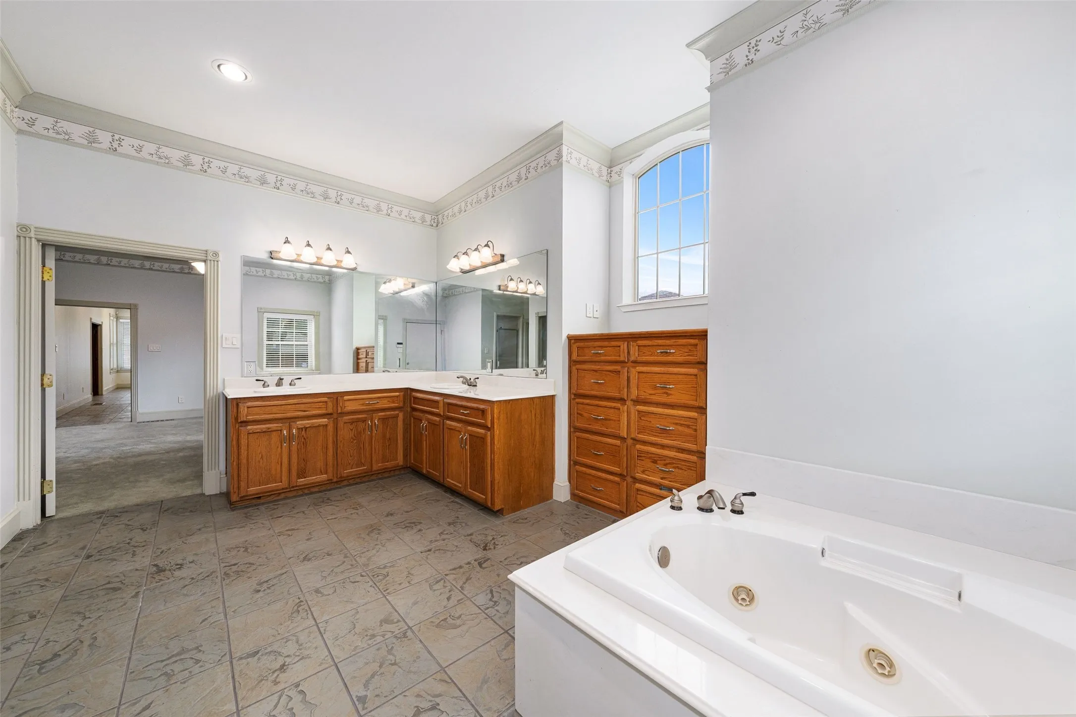 Single Family Residence For Sale in Dallas County , 1513 Canyon Oaks Drive, Irving, Texas 75061, 5 Bedroom, 5 Bathroom, 2 Garage spaces, 4,614 Sqft, built in 2002, Preowned, mls#21241697, Real Estate Agent in Irving, Homes For Sale in Dallas county, Homes For Sale in Irving, Realtor in Irving Texas, Real Estate Brokerage Independent Realty Texas, Luminita Cordes Realtor