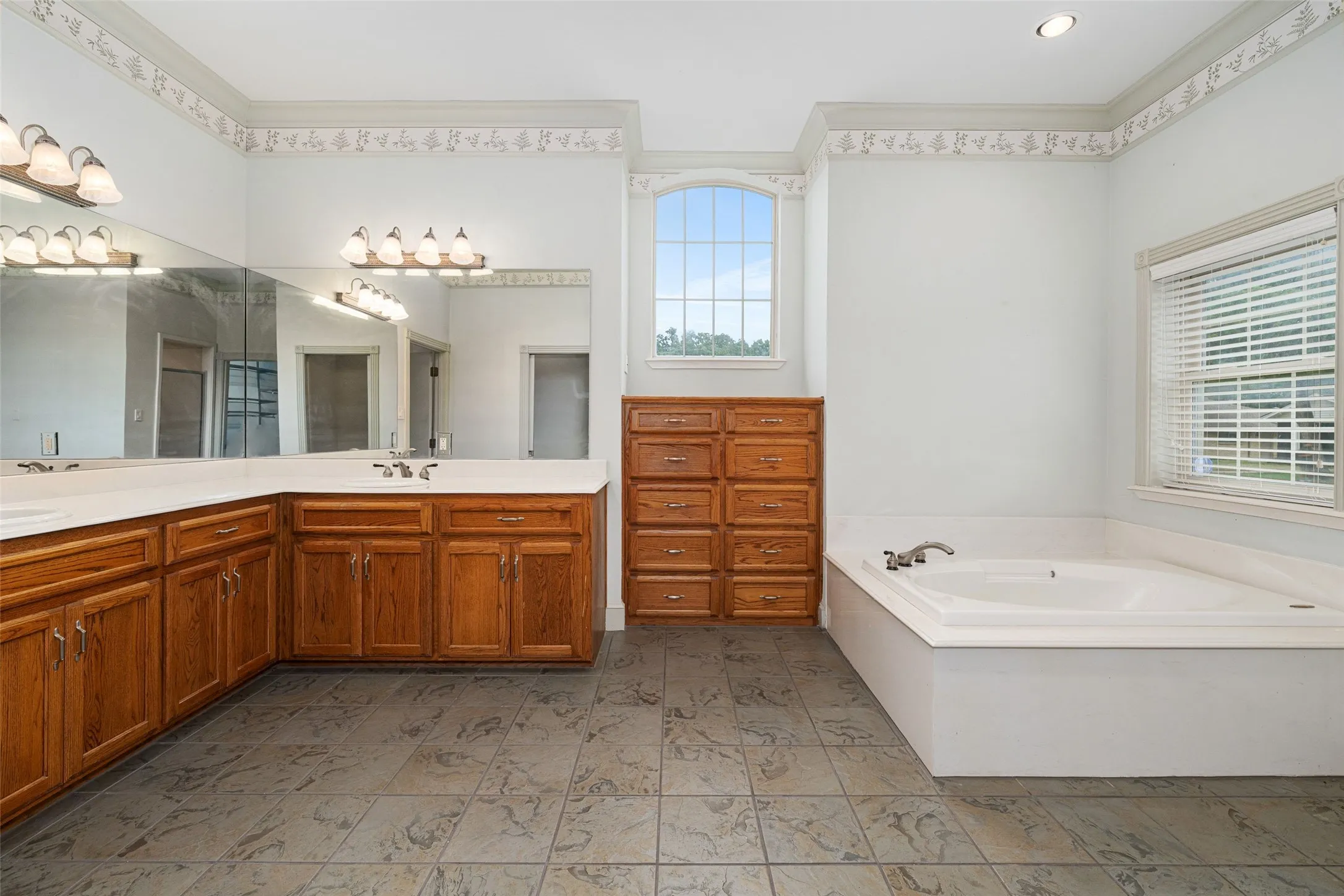 Single Family Residence For Sale in Dallas County , 1513 Canyon Oaks Drive, Irving, Texas 75061, 5 Bedroom, 5 Bathroom, 2 Garage spaces, 4,614 Sqft, built in 2002, Preowned, mls#21241697, Real Estate Agent in Irving, Homes For Sale in Dallas county, Homes For Sale in Irving, Realtor in Irving Texas, Real Estate Brokerage Independent Realty Texas, Luminita Cordes Realtor