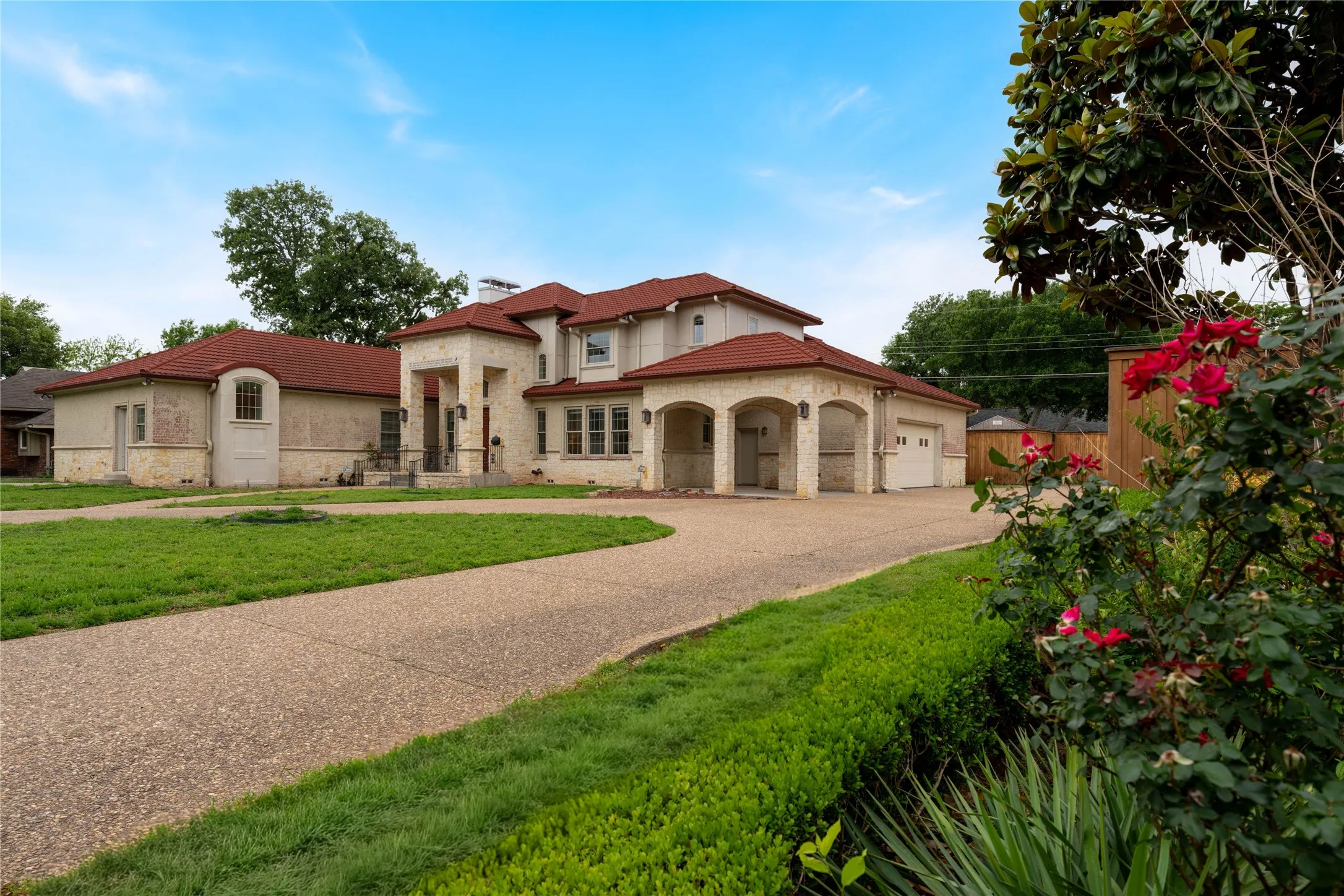Single Family Residence For Sale in Dallas County , 1513 Canyon Oaks Drive, Irving, Texas 75061, 5 Bedroom, 5 Bathroom, 2 Garage spaces, 4,614 Sqft, built in 2002, Preowned, mls#21241697, Real Estate Agent in Irving, Homes For Sale in Dallas county, Homes For Sale in Irving, Realtor in Irving Texas, Real Estate Brokerage Independent Realty Texas, Luminita Cordes Realtor