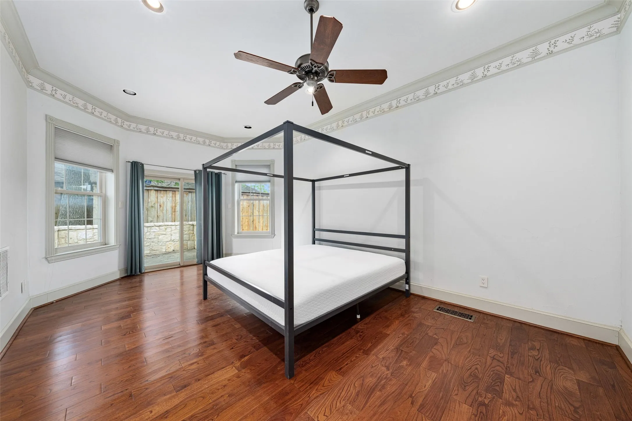 Single Family Residence For Sale in Dallas County , 1513 Canyon Oaks Drive, Irving, Texas 75061, 5 Bedroom, 5 Bathroom, 2 Garage spaces, 4,614 Sqft, built in 2002, Preowned, mls#21241697, Real Estate Agent in Irving, Homes For Sale in Dallas county, Homes For Sale in Irving, Realtor in Irving Texas, Real Estate Brokerage Independent Realty Texas, Luminita Cordes Realtor