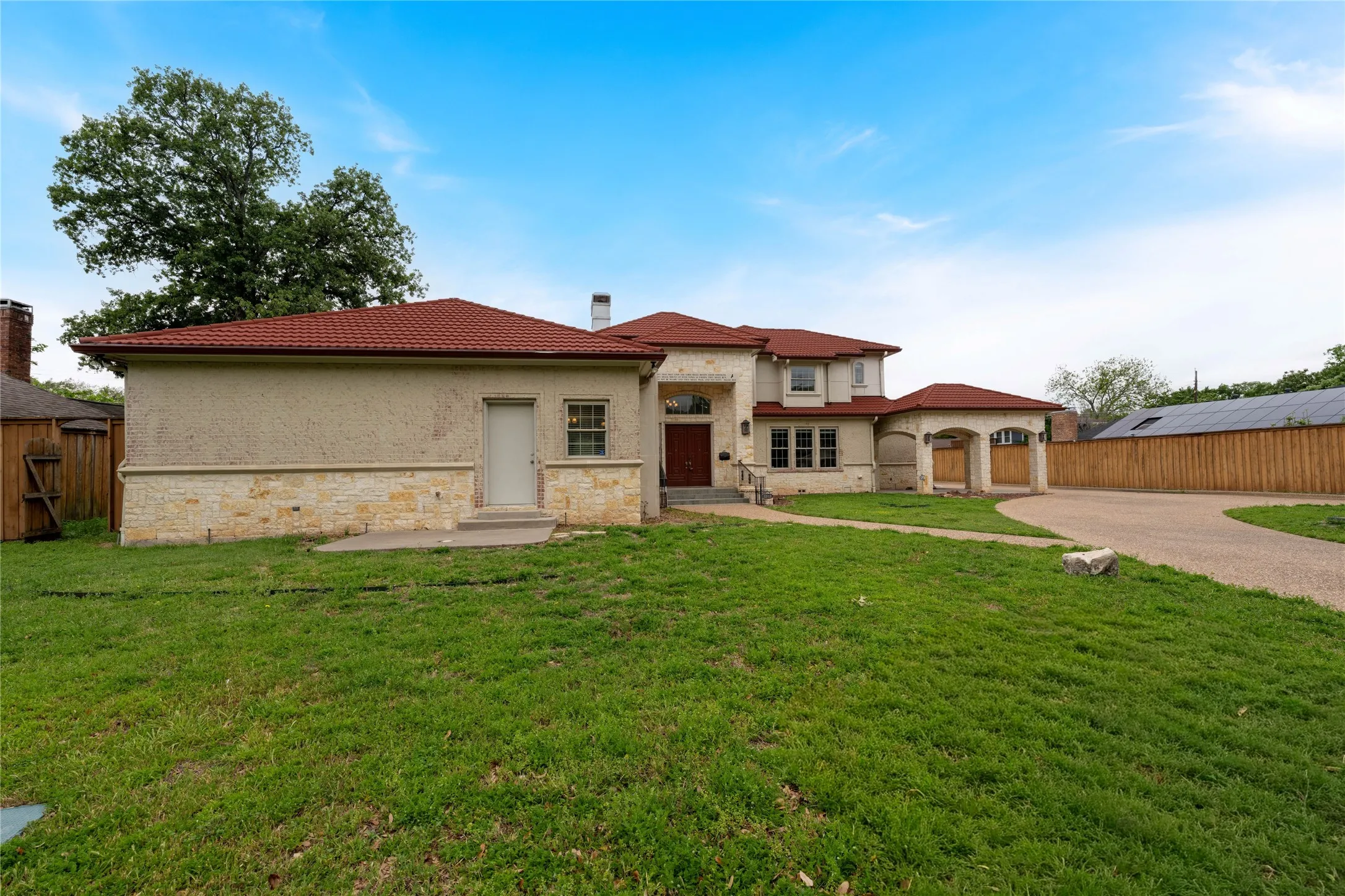 Single Family Residence For Sale in Dallas County , 1513 Canyon Oaks Drive, Irving, Texas 75061, 5 Bedroom, 5 Bathroom, 2 Garage spaces, 4,614 Sqft, built in 2002, Preowned, mls#21241697, Real Estate Agent in Irving, Homes For Sale in Dallas county, Homes For Sale in Irving, Realtor in Irving Texas, Real Estate Brokerage Independent Realty Texas, Luminita Cordes Realtor