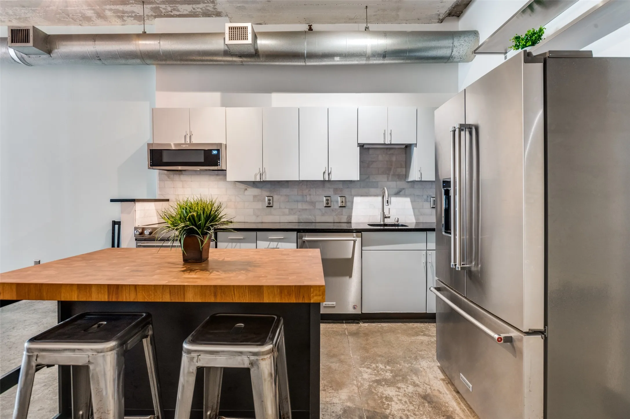 Condominium For Sale in Dallas County , 1122 Jackson Street 917, Dallas, Texas 75202, 1 Bedroom, 1 Bathroom, 1 Garage spaces, 911 Sqft, built in 1925, Preowned, mls#21240184, Real Estate Agent in Dallas, Homes For Sale in Dallas county, Homes For Sale in Dallas, Realtor in Dallas Texas, Real Estate Brokerage Independent Realty Texas, Luminita Cordes Realtor