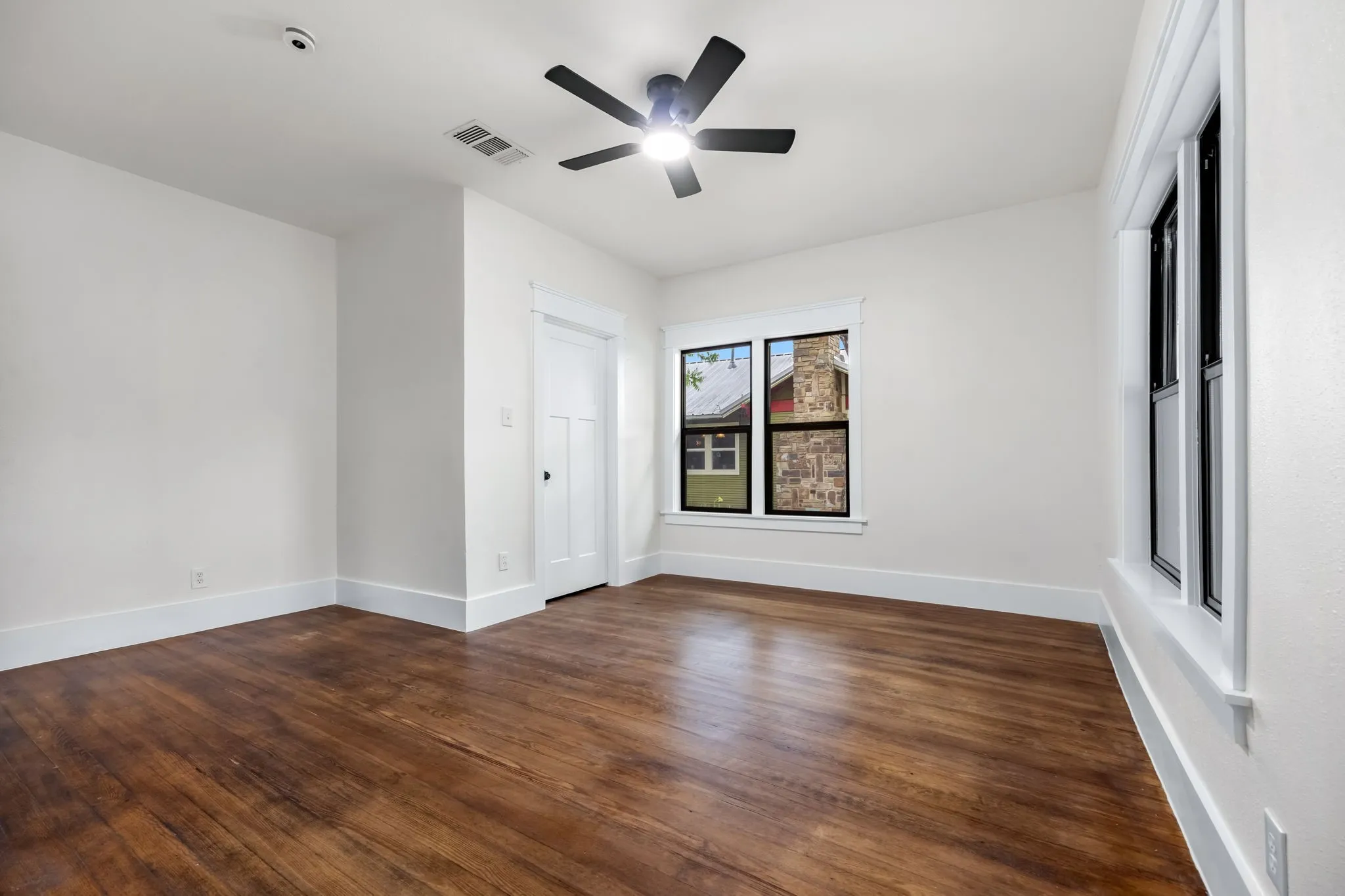 Single Family Residence For Sale in Denton County , 1014 Bolivar Street, Denton, Texas 76201, 3 Bedroom, 2 Bathroom, Garage spaces, 1,822 Sqft, built in 1959, Preowned, mls#21241522, Real Estate Agent in Denton, Homes For Sale in Denton county, Homes For Sale in Denton, Realtor in Denton Texas, Real Estate Brokerage Independent Realty Texas, Luminita Cordes Realtor
