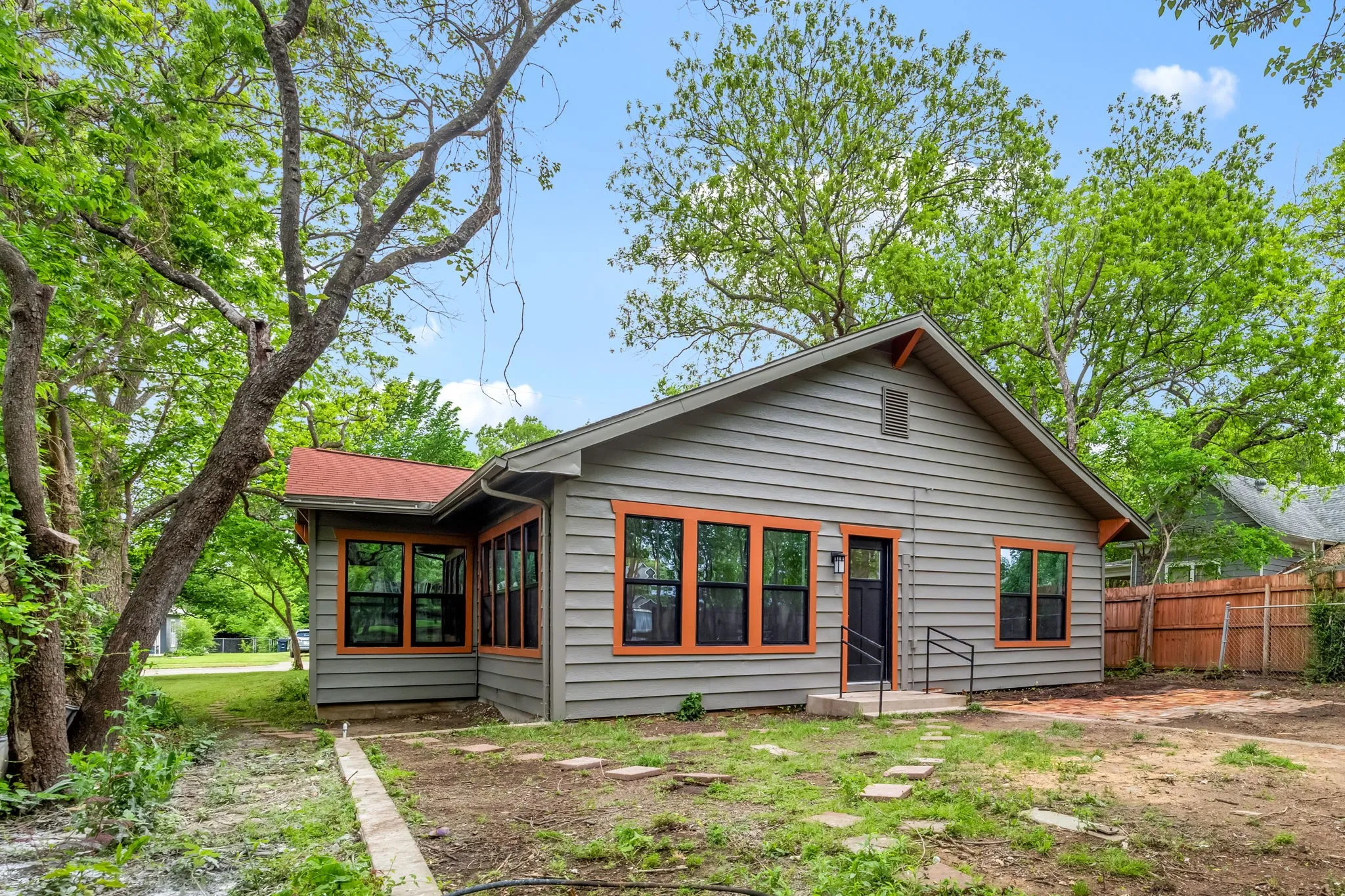 Single Family Residence For Sale in Denton County , 1014 Bolivar Street, Denton, Texas 76201, 3 Bedroom, 2 Bathroom, Garage spaces, 1,822 Sqft, built in 1959, Preowned, mls#21241522, Real Estate Agent in Denton, Homes For Sale in Denton county, Homes For Sale in Denton, Realtor in Denton Texas, Real Estate Brokerage Independent Realty Texas, Luminita Cordes Realtor