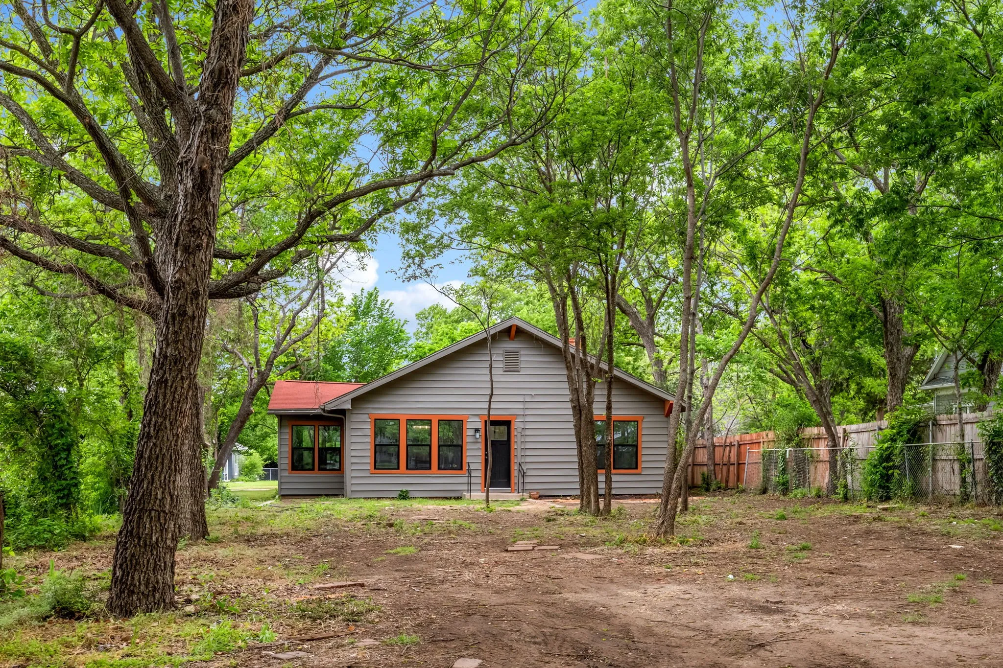 Single Family Residence For Sale in Denton County , 1014 Bolivar Street, Denton, Texas 76201, 3 Bedroom, 2 Bathroom, Garage spaces, 1,822 Sqft, built in 1959, Preowned, mls#21241522, Real Estate Agent in Denton, Homes For Sale in Denton county, Homes For Sale in Denton, Realtor in Denton Texas, Real Estate Brokerage Independent Realty Texas, Luminita Cordes Realtor