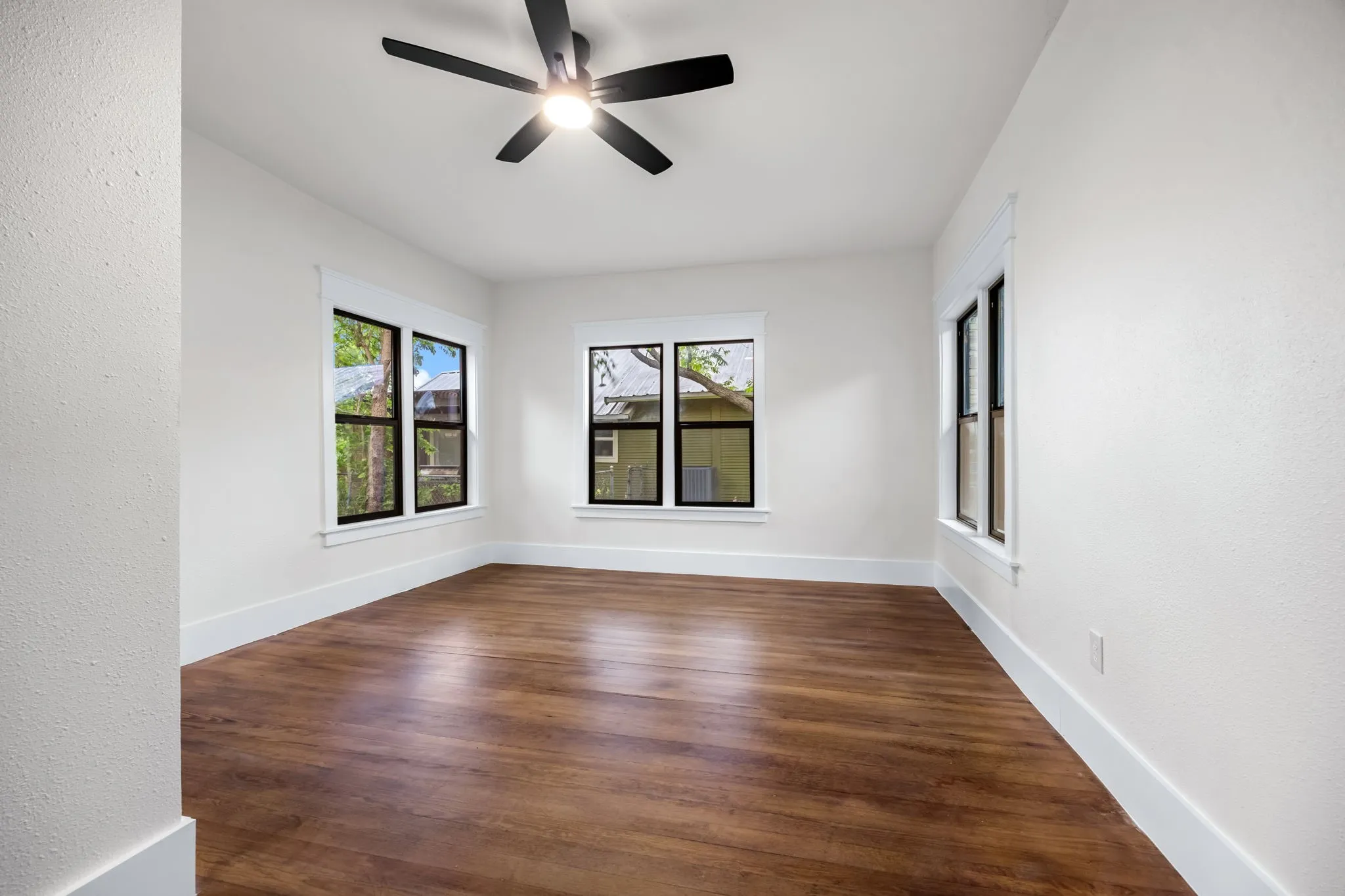 Single Family Residence For Sale in Denton County , 1014 Bolivar Street, Denton, Texas 76201, 3 Bedroom, 2 Bathroom, Garage spaces, 1,822 Sqft, built in 1959, Preowned, mls#21241522, Real Estate Agent in Denton, Homes For Sale in Denton county, Homes For Sale in Denton, Realtor in Denton Texas, Real Estate Brokerage Independent Realty Texas, Luminita Cordes Realtor