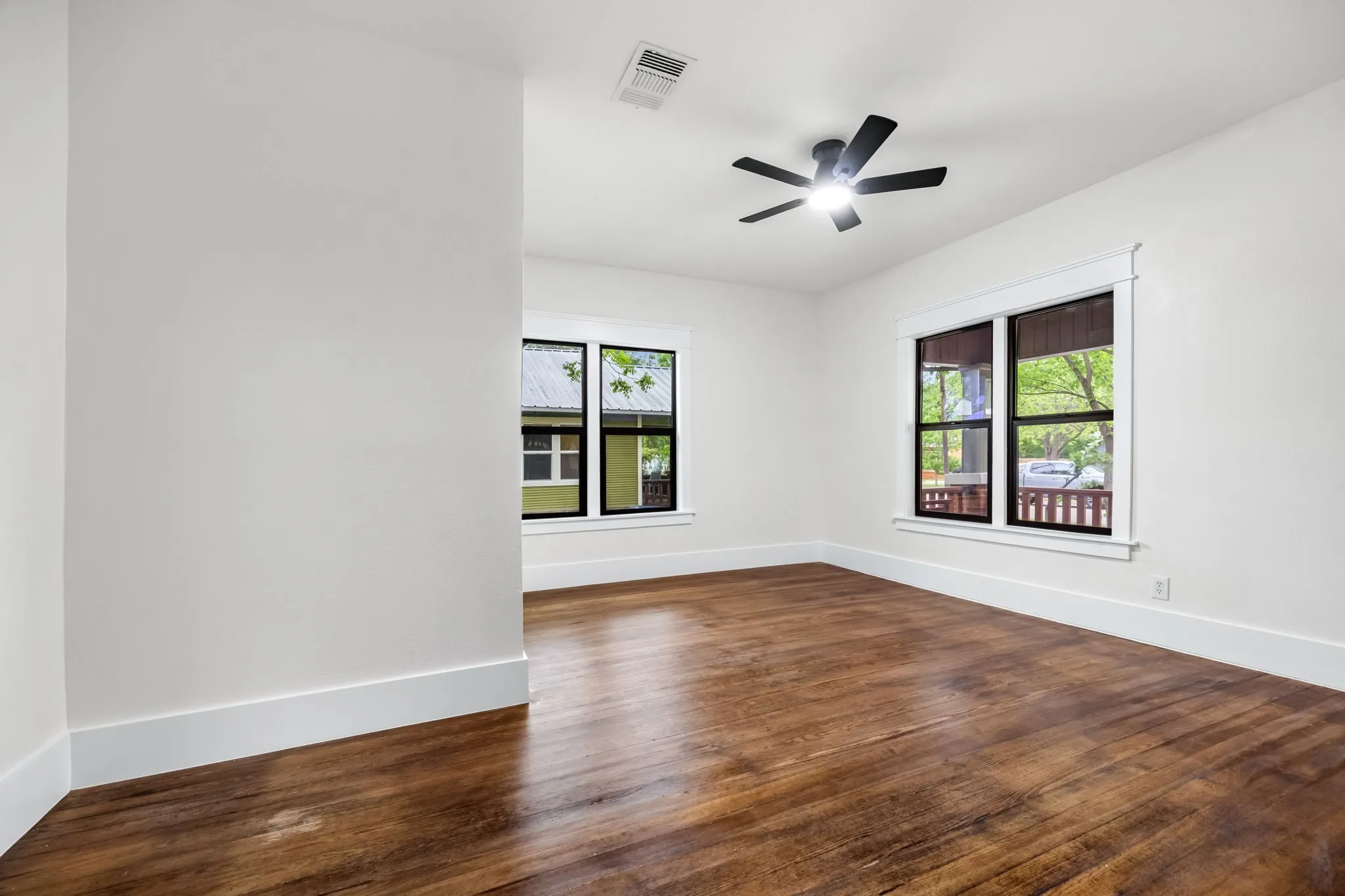Single Family Residence For Sale in Denton County , 1014 Bolivar Street, Denton, Texas 76201, 3 Bedroom, 2 Bathroom, Garage spaces, 1,822 Sqft, built in 1959, Preowned, mls#21241522, Real Estate Agent in Denton, Homes For Sale in Denton county, Homes For Sale in Denton, Realtor in Denton Texas, Real Estate Brokerage Independent Realty Texas, Luminita Cordes Realtor
