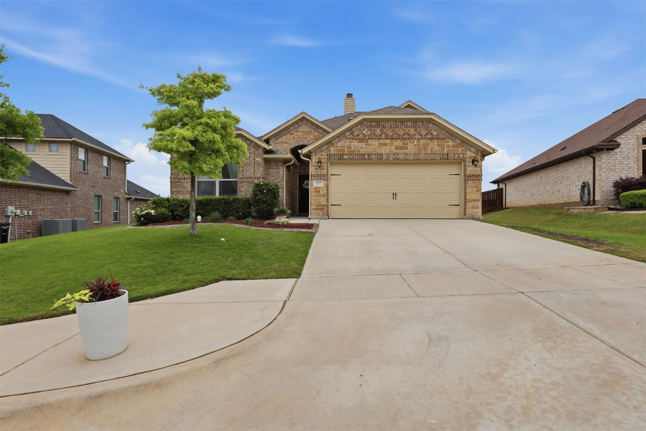 Single Family Residence For Sale in Parker County , 3017 Ridgemont Court, Weatherford, Texas 76086, 3 Bedroom, 3 Bathroom, 2 Garage spaces, 2,065 Sqft, built in 2018, mls#21241758, Real Estate Agent in Weatherford, Homes For Sale in Parker county, Homes For Sale in Weatherford, Realtor in Weatherford Texas, Real Estate Brokerage Independent Realty Texas, Luminita Cordes Realtor