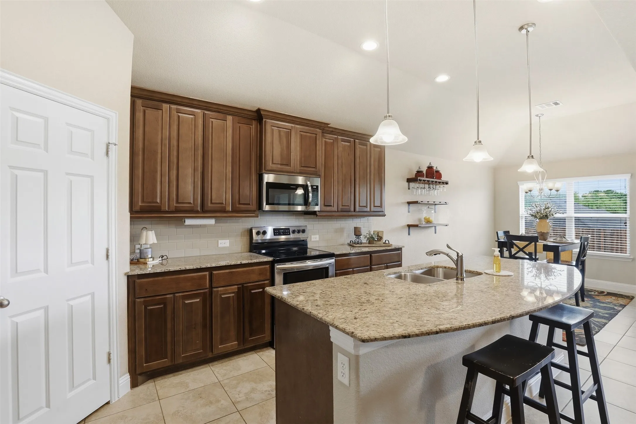 Single Family Residence For Sale in Parker County , 3017 Ridgemont Court, Weatherford, Texas 76086, 3 Bedroom, 3 Bathroom, 2 Garage spaces, 2,065 Sqft, built in 2018, mls#21241758, Real Estate Agent in Weatherford, Homes For Sale in Parker county, Homes For Sale in Weatherford, Realtor in Weatherford Texas, Real Estate Brokerage Independent Realty Texas, Luminita Cordes Realtor