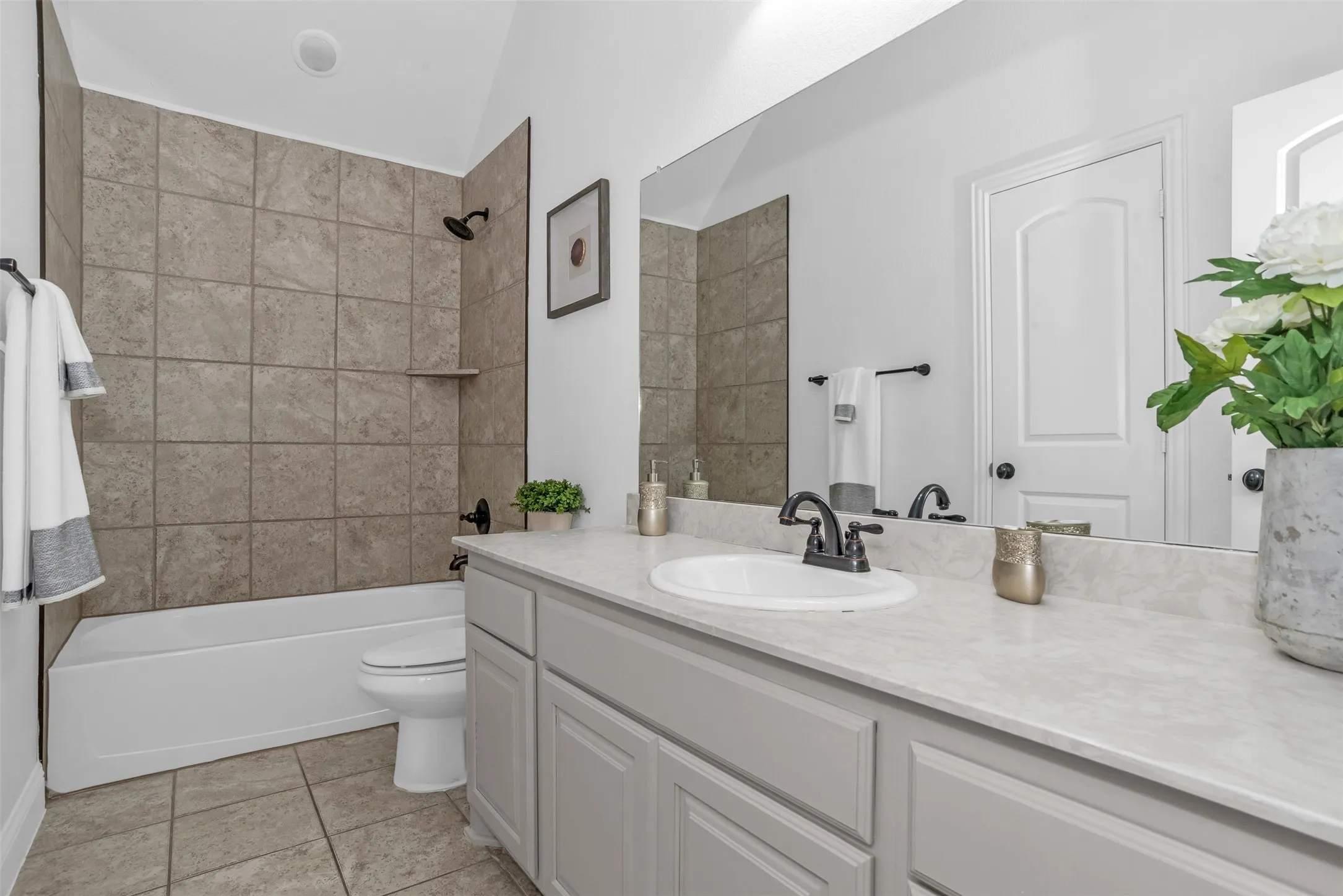 Single Family Residence For Sale in Ellis County , 1130 Yukon Boulevard, Waxahachie, Texas 75167, 4 Bedroom, 3 Bathroom, 2 Garage spaces, 2,316 Sqft, built in 2017, Preowned, mls#21232834, Real Estate Agent in Waxahachie, Homes For Sale in Ellis county, Homes For Sale in Waxahachie, Realtor in Waxahachie Texas, Real Estate Brokerage Independent Realty Texas, Luminita Cordes Realtor