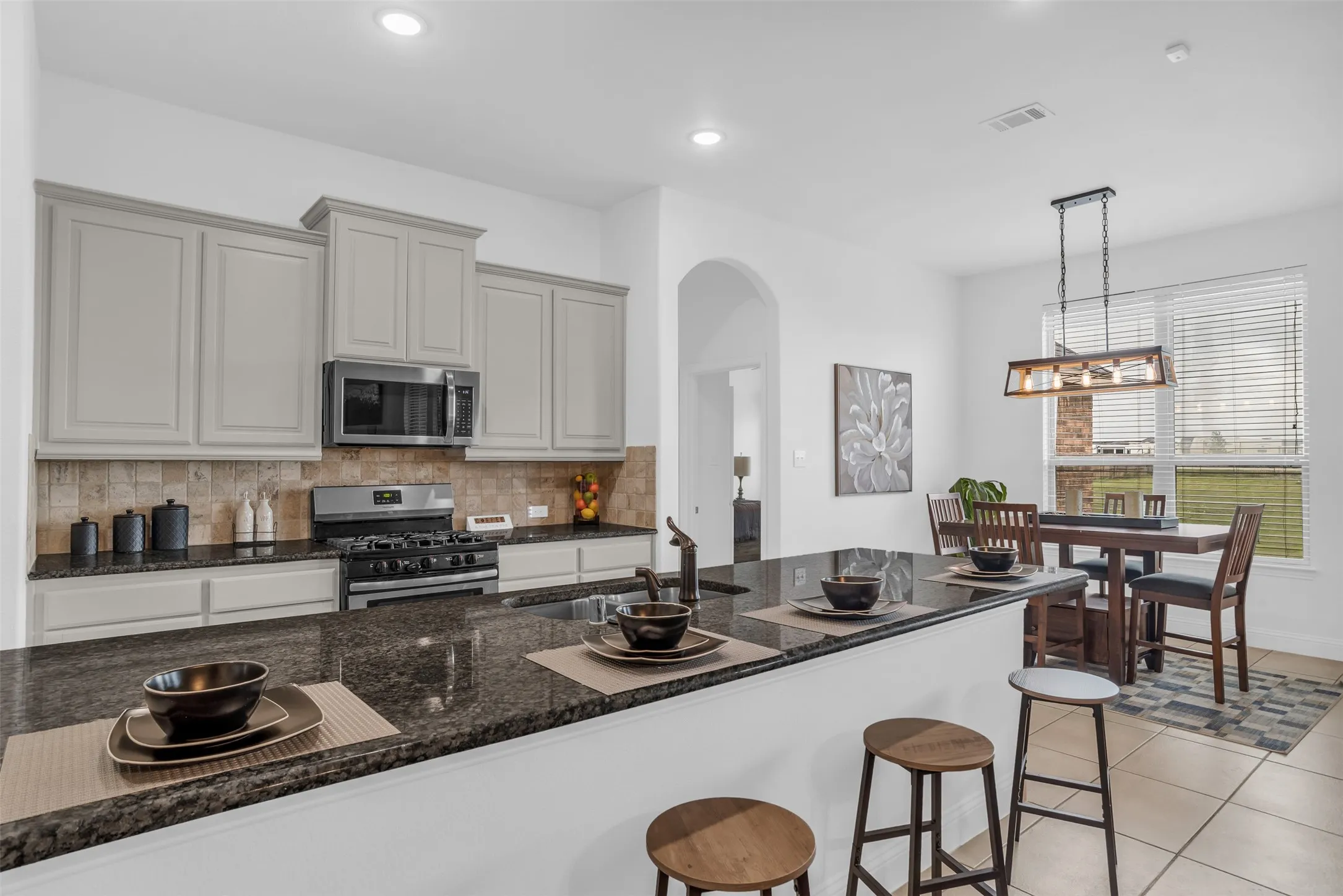 Single Family Residence For Sale in Ellis County , 1130 Yukon Boulevard, Waxahachie, Texas 75167, 4 Bedroom, 3 Bathroom, 2 Garage spaces, 2,316 Sqft, built in 2017, Preowned, mls#21232834, Real Estate Agent in Waxahachie, Homes For Sale in Ellis county, Homes For Sale in Waxahachie, Realtor in Waxahachie Texas, Real Estate Brokerage Independent Realty Texas, Luminita Cordes Realtor