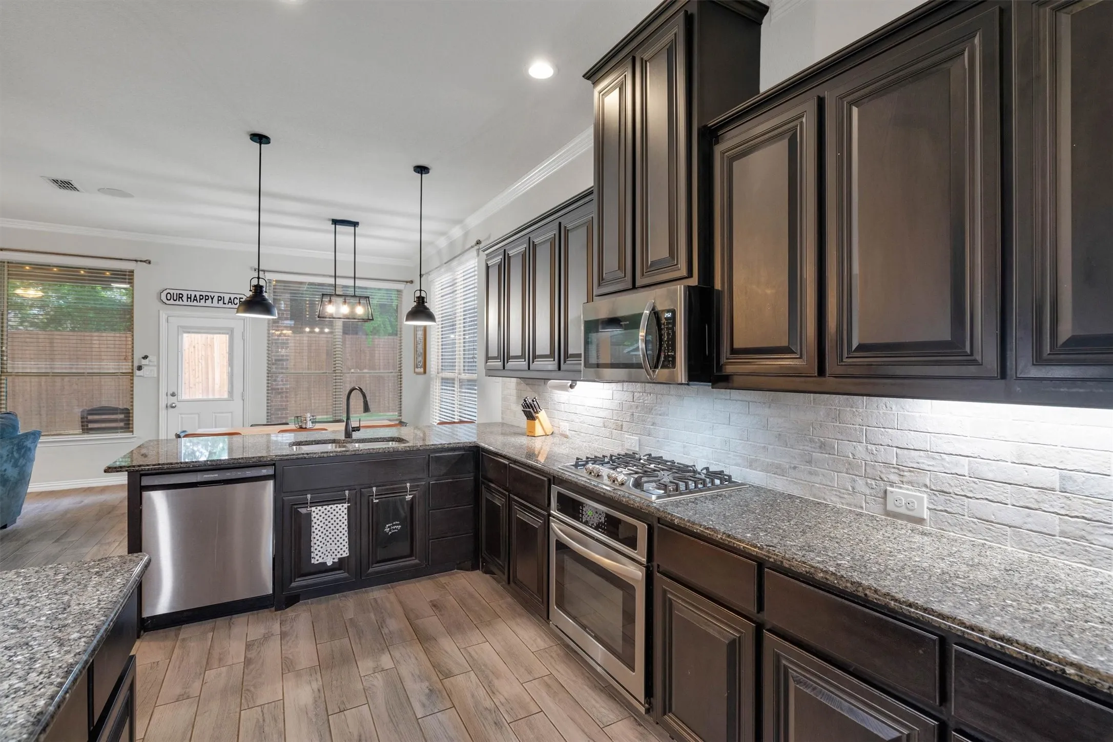 Single Family Residence For Sale in Ellis County , 3233 Burgundy Lane, Midlothian, Texas 76065, 4 Bedroom, 3 Bathroom, 3 Garage spaces, 2,782 Sqft, built in 2018, Preowned, mls#21241760, Real Estate Agent in Midlothian, Homes For Sale in Ellis county, Homes For Sale in Midlothian, Realtor in Midlothian Texas, Real Estate Brokerage Independent Realty Texas, Luminita Cordes Realtor