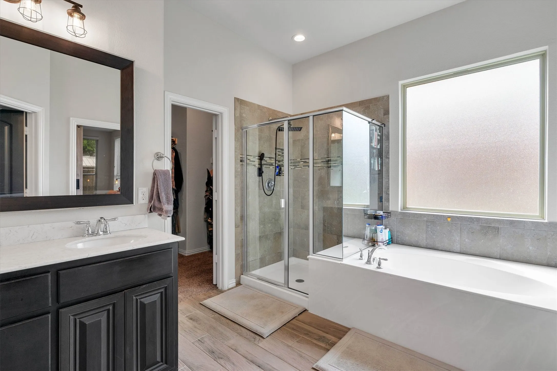 Single Family Residence For Sale in Ellis County , 3233 Burgundy Lane, Midlothian, Texas 76065, 4 Bedroom, 3 Bathroom, 3 Garage spaces, 2,782 Sqft, built in 2018, Preowned, mls#21241760, Real Estate Agent in Midlothian, Homes For Sale in Ellis county, Homes For Sale in Midlothian, Realtor in Midlothian Texas, Real Estate Brokerage Independent Realty Texas, Luminita Cordes Realtor