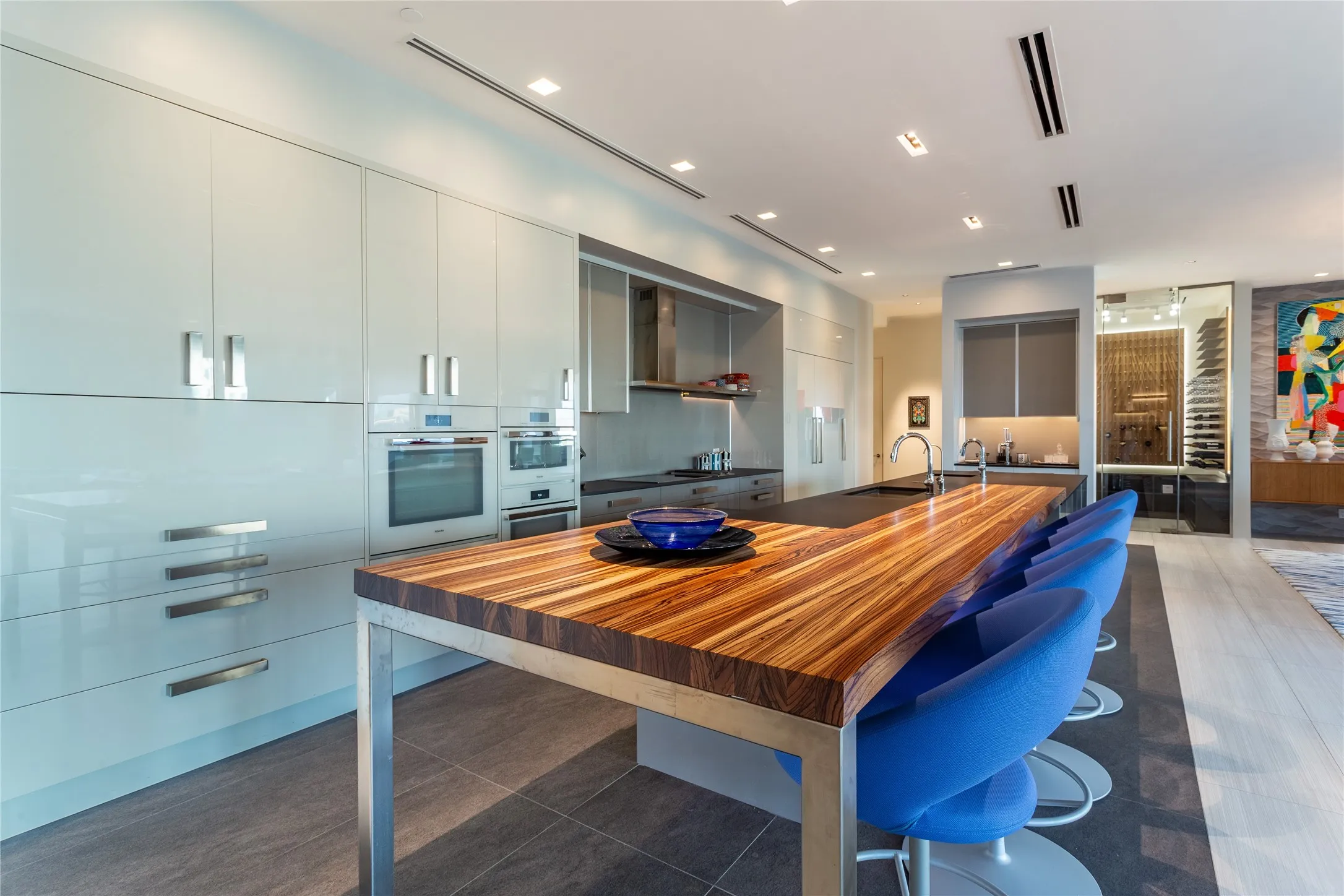 Zebra edge wood grain counter.