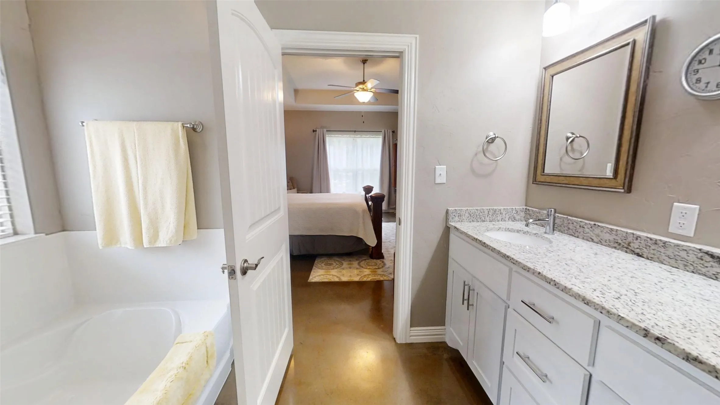 Single Family Residence For Sale in Hood County , 3904 Laramie Trail, Granbury, Texas 76048, 3 Bedroom, 2 Bathroom, 2 Garage spaces, 1,884 Sqft, built in 2015, Preowned, mls#21240906, Real Estate Agent in Granbury, Homes For Sale in Hood county, Homes For Sale in Granbury, Realtor in Granbury Texas, Real Estate Brokerage Independent Realty Texas, Luminita Cordes Realtor