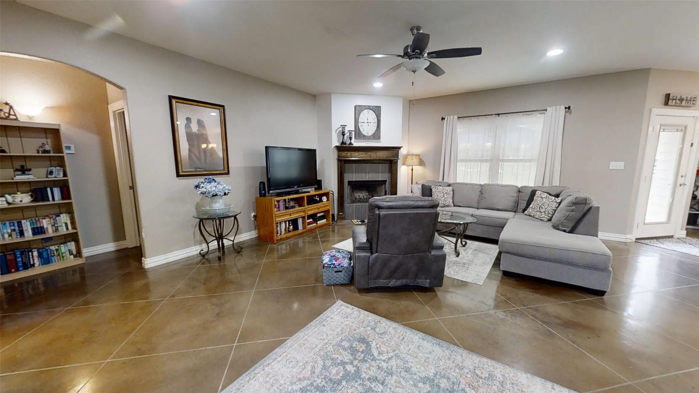 Single Family Residence For Sale in Hood County , 3904 Laramie Trail, Granbury, Texas 76048, 3 Bedroom, 2 Bathroom, 2 Garage spaces, 1,884 Sqft, built in 2015, Preowned, mls#21240906, Real Estate Agent in Granbury, Homes For Sale in Hood county, Homes For Sale in Granbury, Realtor in Granbury Texas, Real Estate Brokerage Independent Realty Texas, Luminita Cordes Realtor