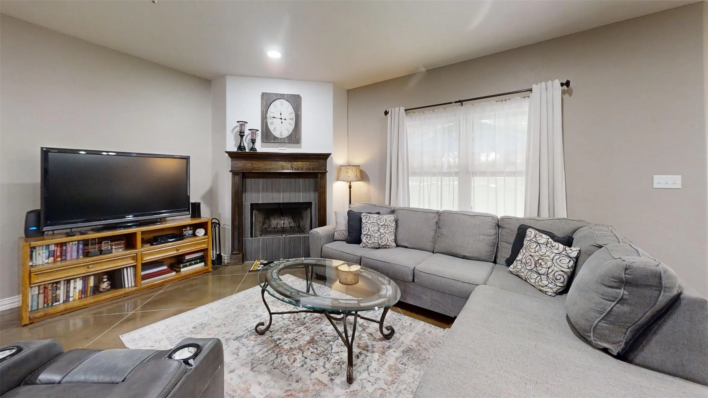 Single Family Residence For Sale in Hood County , 3904 Laramie Trail, Granbury, Texas 76048, 3 Bedroom, 2 Bathroom, 2 Garage spaces, 1,884 Sqft, built in 2015, Preowned, mls#21240906, Real Estate Agent in Granbury, Homes For Sale in Hood county, Homes For Sale in Granbury, Realtor in Granbury Texas, Real Estate Brokerage Independent Realty Texas, Luminita Cordes Realtor