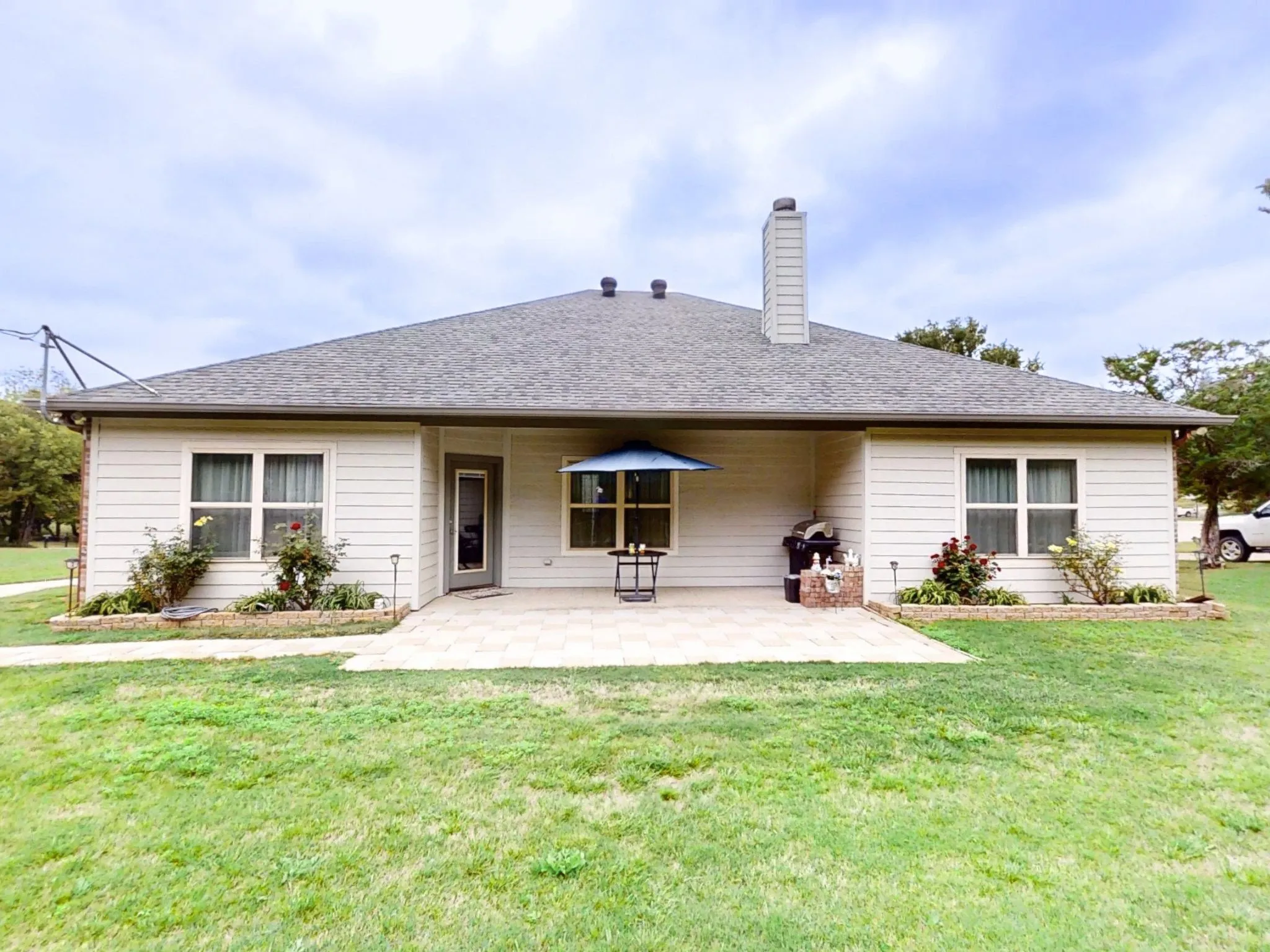 Single Family Residence For Sale in Hood County , 3904 Laramie Trail, Granbury, Texas 76048, 3 Bedroom, 2 Bathroom, 2 Garage spaces, 1,884 Sqft, built in 2015, Preowned, mls#21240906, Real Estate Agent in Granbury, Homes For Sale in Hood county, Homes For Sale in Granbury, Realtor in Granbury Texas, Real Estate Brokerage Independent Realty Texas, Luminita Cordes Realtor