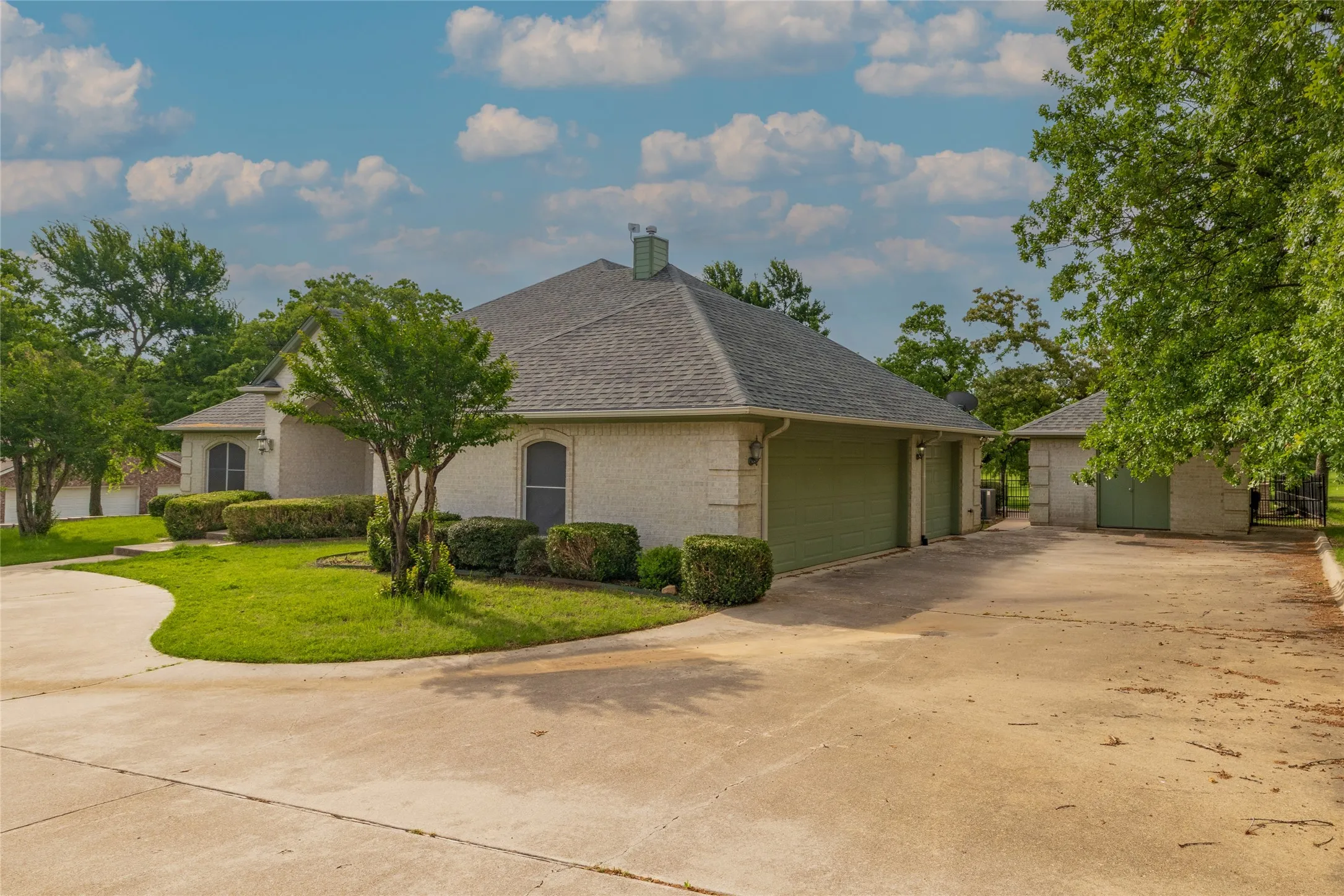 Single Family Residence For Sale in Wise County , 603 Runaway Bay Drive, Runaway Bay, Texas 76426, 3 Bedrooms, 3 Bathrooms, 3 Garage spaces, 2,569 Sqft, built in 2004, Price $425,000, mls#21241732, Real Estate Agent in Runaway Bay, Homes For Sale in Wise county, Homes For Sale in Runaway Bay, Realtor in Runaway Bay Texas, Real Estate Brokerage Independent Realty Texas, Luminita Cordes Realtor