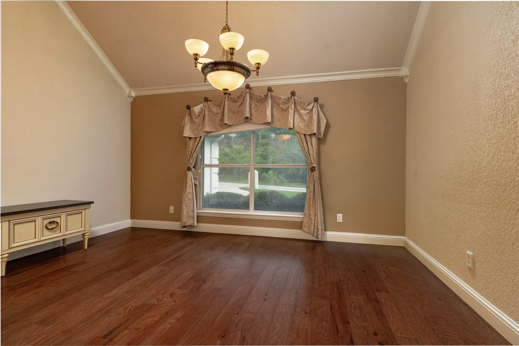 Single Family Residence For Sale in Wise County , 603 Runaway Bay Drive, Runaway Bay, Texas 76426, 3 Bedrooms, 3 Bathrooms, 3 Garage spaces, 2,569 Sqft, built in 2004, Price $425,000, mls#21241732, Real Estate Agent in Runaway Bay, Homes For Sale in Wise county, Homes For Sale in Runaway Bay, Realtor in Runaway Bay Texas, Real Estate Brokerage Independent Realty Texas, Luminita Cordes Realtor