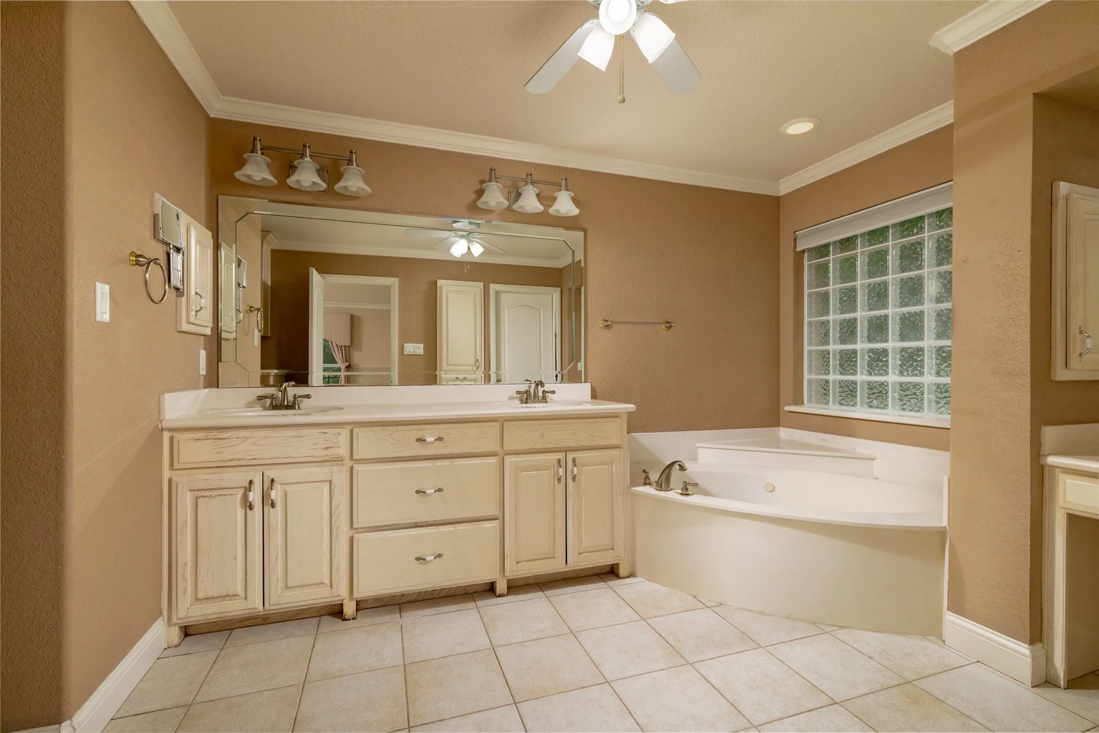 Single Family Residence For Sale in Wise County , 603 Runaway Bay Drive, Runaway Bay, Texas 76426, 3 Bedrooms, 3 Bathrooms, 3 Garage spaces, 2,569 Sqft, built in 2004, Price $425,000, mls#21241732, Real Estate Agent in Runaway Bay, Homes For Sale in Wise county, Homes For Sale in Runaway Bay, Realtor in Runaway Bay Texas, Real Estate Brokerage Independent Realty Texas, Luminita Cordes Realtor