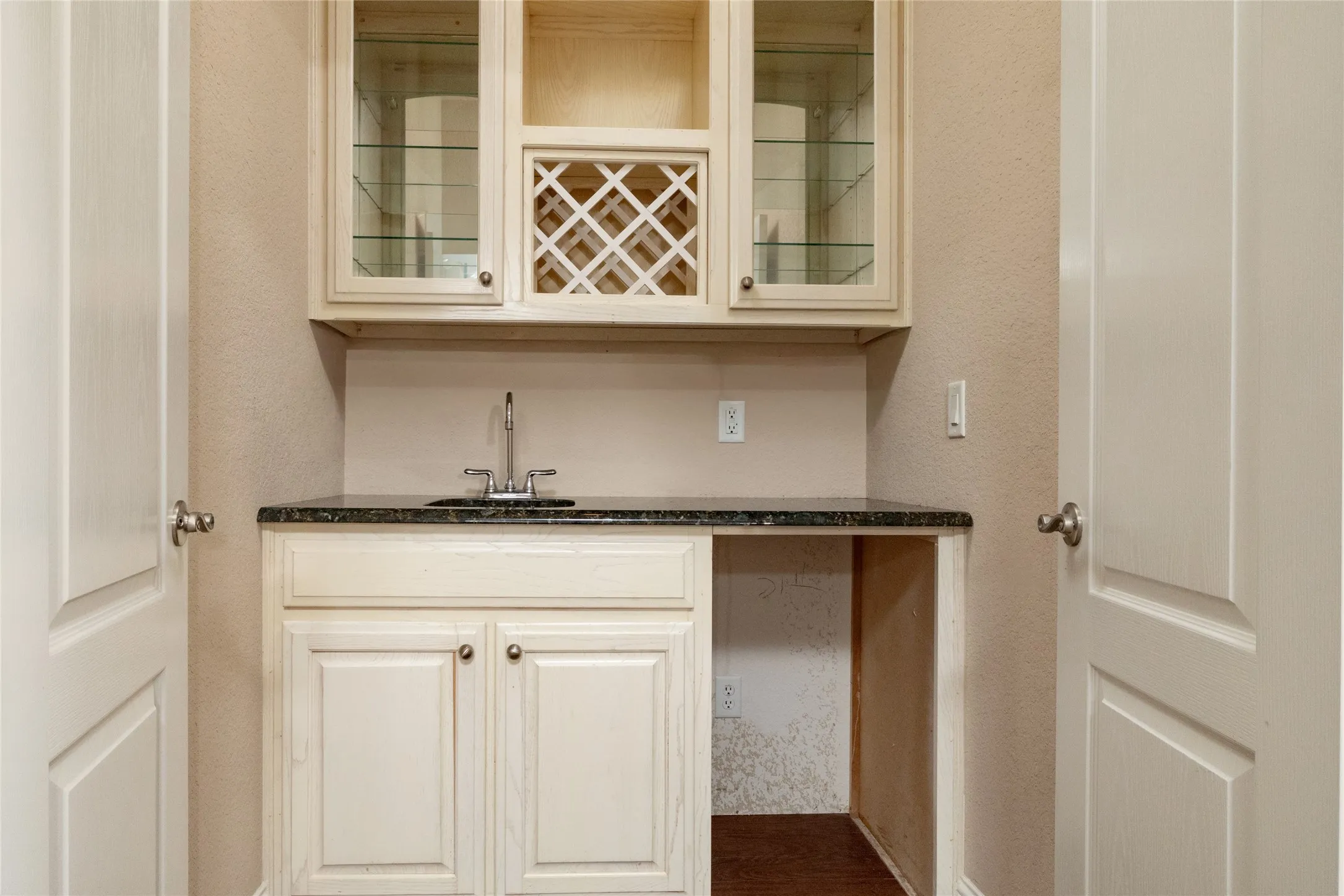 Single Family Residence For Sale in Wise County , 603 Runaway Bay Drive, Runaway Bay, Texas 76426, 3 Bedrooms, 3 Bathrooms, 3 Garage spaces, 2,569 Sqft, built in 2004, Price $425,000, mls#21241732, Real Estate Agent in Runaway Bay, Homes For Sale in Wise county, Homes For Sale in Runaway Bay, Realtor in Runaway Bay Texas, Real Estate Brokerage Independent Realty Texas, Luminita Cordes Realtor
