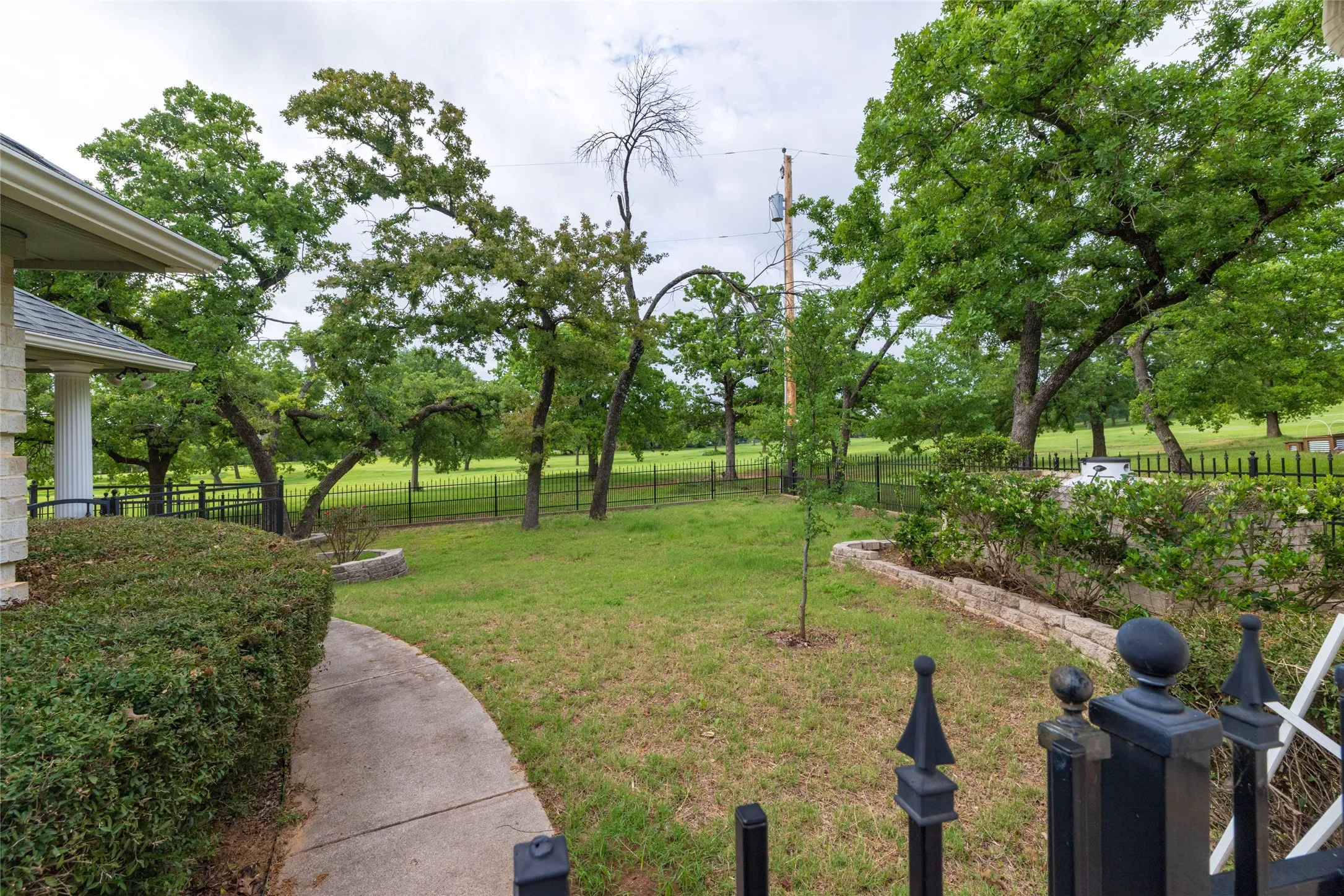 Single Family Residence For Sale in Wise County , 603 Runaway Bay Drive, Runaway Bay, Texas 76426, 3 Bedrooms, 3 Bathrooms, 3 Garage spaces, 2,569 Sqft, built in 2004, Price $425,000, mls#21241732, Real Estate Agent in Runaway Bay, Homes For Sale in Wise county, Homes For Sale in Runaway Bay, Realtor in Runaway Bay Texas, Real Estate Brokerage Independent Realty Texas, Luminita Cordes Realtor