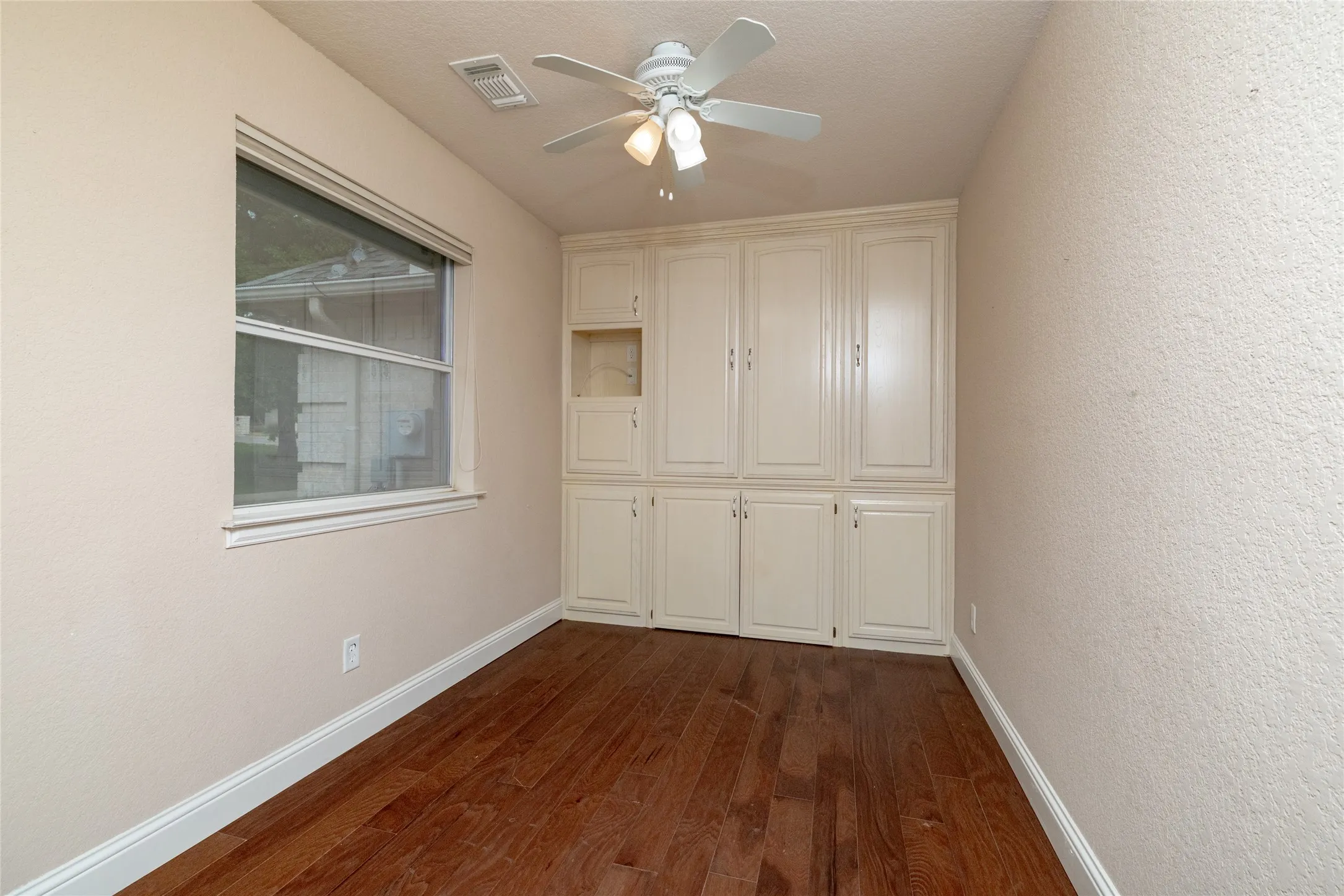 Single Family Residence For Sale in Wise County , 603 Runaway Bay Drive, Runaway Bay, Texas 76426, 3 Bedrooms, 3 Bathrooms, 3 Garage spaces, 2,569 Sqft, built in 2004, Price $425,000, mls#21241732, Real Estate Agent in Runaway Bay, Homes For Sale in Wise county, Homes For Sale in Runaway Bay, Realtor in Runaway Bay Texas, Real Estate Brokerage Independent Realty Texas, Luminita Cordes Realtor