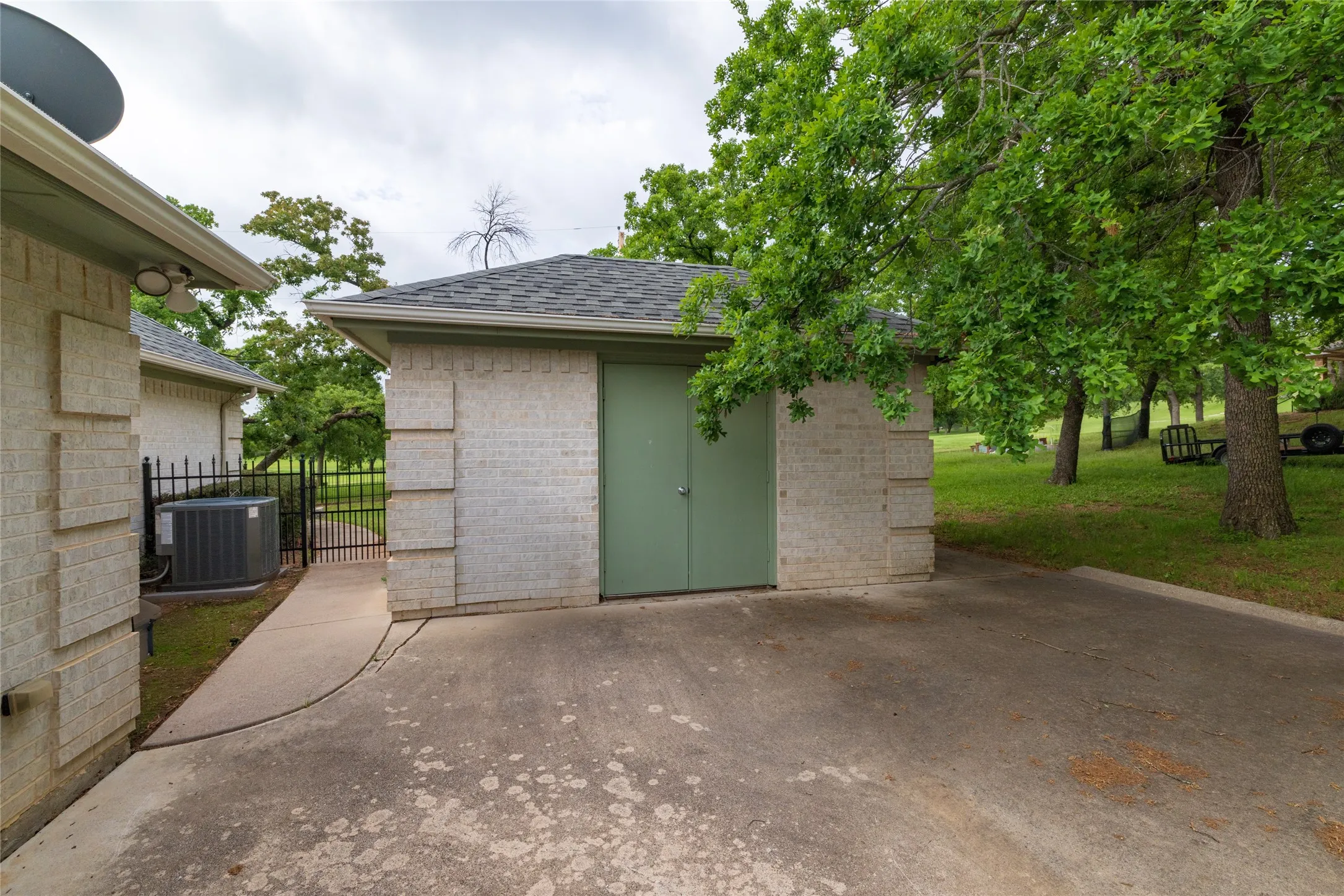 Single Family Residence For Sale in Wise County , 603 Runaway Bay Drive, Runaway Bay, Texas 76426, 3 Bedrooms, 3 Bathrooms, 3 Garage spaces, 2,569 Sqft, built in 2004, Price $425,000, mls#21241732, Real Estate Agent in Runaway Bay, Homes For Sale in Wise county, Homes For Sale in Runaway Bay, Realtor in Runaway Bay Texas, Real Estate Brokerage Independent Realty Texas, Luminita Cordes Realtor