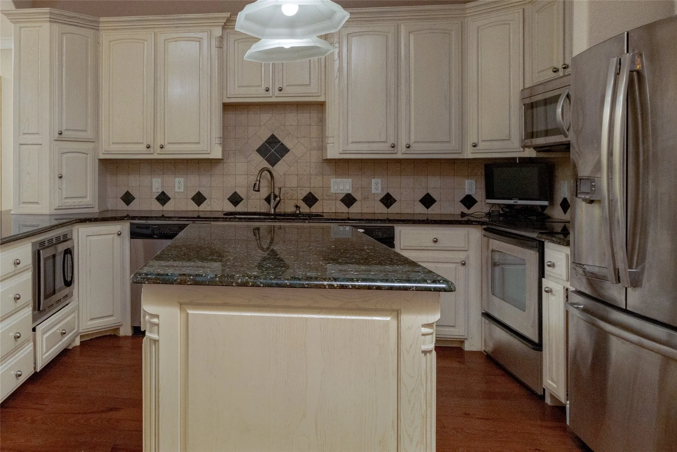 Single Family Residence For Sale in Wise County , 603 Runaway Bay Drive, Runaway Bay, Texas 76426, 3 Bedrooms, 3 Bathrooms, 3 Garage spaces, 2,569 Sqft, built in 2004, Price $425,000, mls#21241732, Real Estate Agent in Runaway Bay, Homes For Sale in Wise county, Homes For Sale in Runaway Bay, Realtor in Runaway Bay Texas, Real Estate Brokerage Independent Realty Texas, Luminita Cordes Realtor