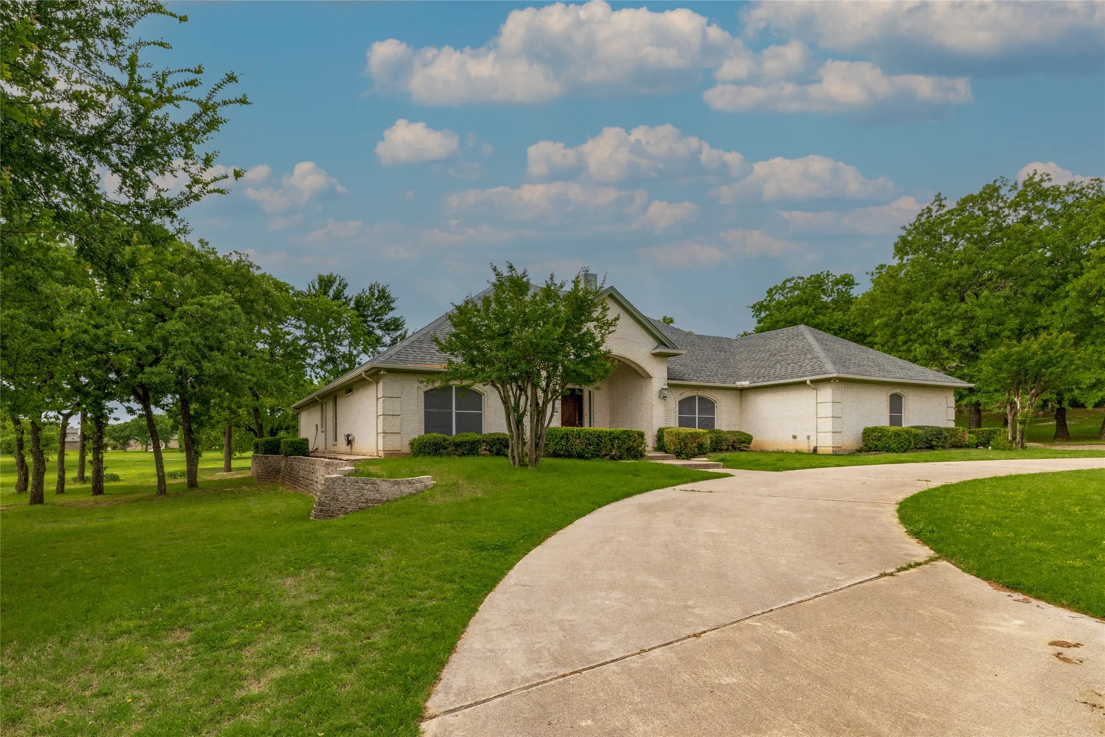 Single Family Residence For Sale in Wise County , 603 Runaway Bay Drive, Runaway Bay, Texas 76426, 3 Bedrooms, 3 Bathrooms, 3 Garage spaces, 2,569 Sqft, built in 2004, Price $425,000, mls#21241732, Real Estate Agent in Runaway Bay, Homes For Sale in Wise county, Homes For Sale in Runaway Bay, Realtor in Runaway Bay Texas, Real Estate Brokerage Independent Realty Texas, Luminita Cordes Realtor