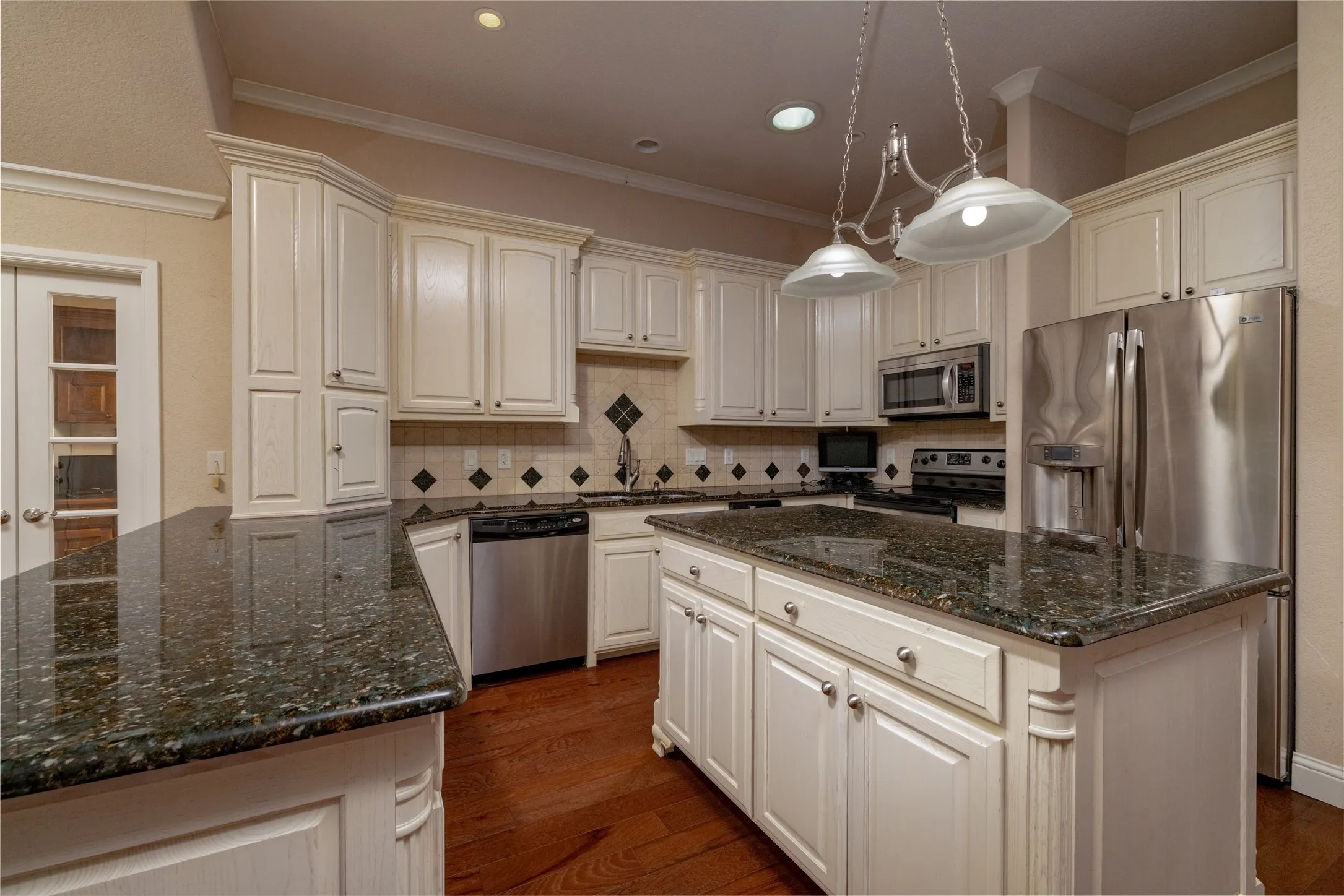 Single Family Residence For Sale in Wise County , 603 Runaway Bay Drive, Runaway Bay, Texas 76426, 3 Bedrooms, 3 Bathrooms, 3 Garage spaces, 2,569 Sqft, built in 2004, Price $425,000, mls#21241732, Real Estate Agent in Runaway Bay, Homes For Sale in Wise county, Homes For Sale in Runaway Bay, Realtor in Runaway Bay Texas, Real Estate Brokerage Independent Realty Texas, Luminita Cordes Realtor