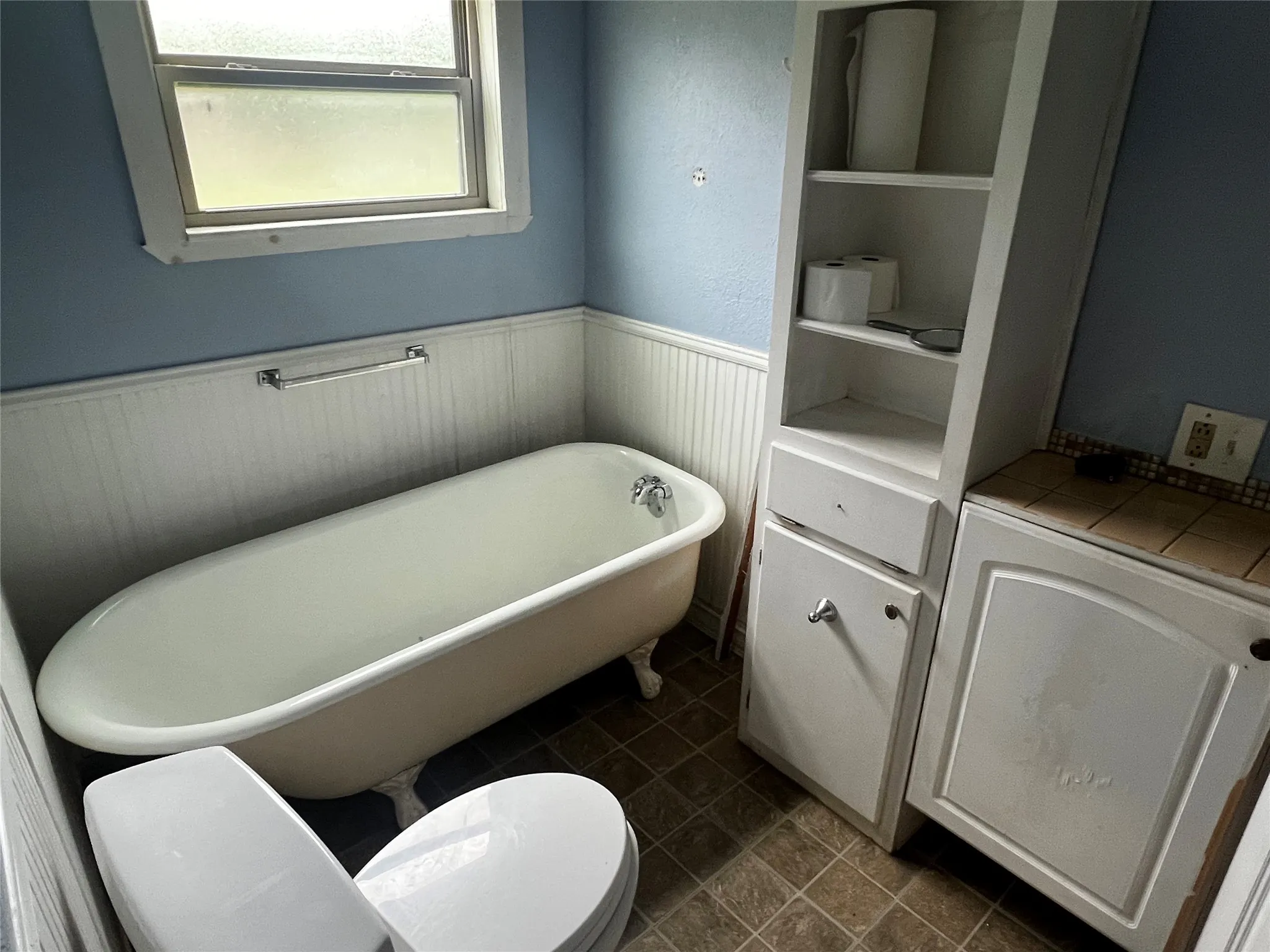 Single Family Residence For Sale in Tarrant County , 319 Ridgecrest Court, Azle, Texas 76020, 2 Bedroom, 1 Bathroom, 3 Garage spaces, 940 Sqft, built in 1955, Preowned, mls#21241945, Real Estate Agent in Azle, Homes For Sale in Tarrant county, Homes For Sale in Azle, Realtor in Azle Texas, Real Estate Brokerage Independent Realty Texas, Luminita Cordes Realtor
