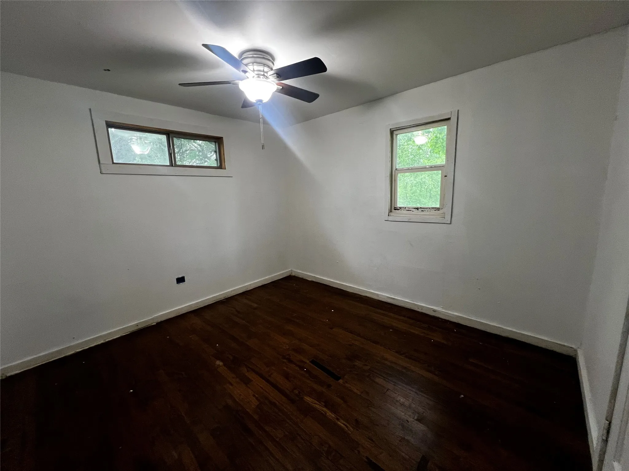 Single Family Residence For Sale in Tarrant County , 319 Ridgecrest Court, Azle, Texas 76020, 2 Bedroom, 1 Bathroom, 3 Garage spaces, 940 Sqft, built in 1955, Preowned, mls#21241945, Real Estate Agent in Azle, Homes For Sale in Tarrant county, Homes For Sale in Azle, Realtor in Azle Texas, Real Estate Brokerage Independent Realty Texas, Luminita Cordes Realtor