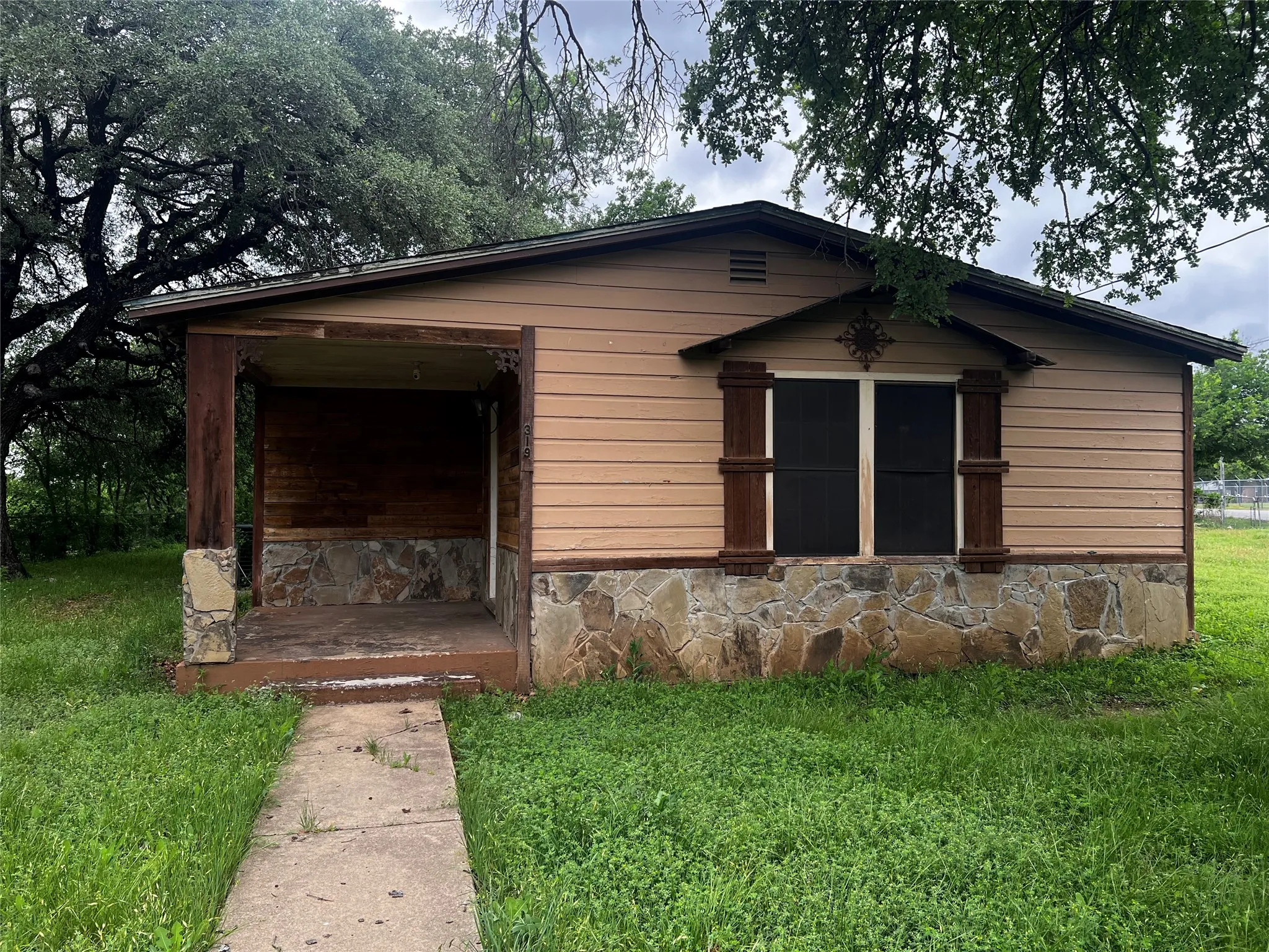 Single Family Residence For Sale in Tarrant County , 319 Ridgecrest Court, Azle, Texas 76020, 2 Bedroom, 1 Bathroom, 3 Garage spaces, 940 Sqft, built in 1955, Preowned, mls#21241945, Real Estate Agent in Azle, Homes For Sale in Tarrant county, Homes For Sale in Azle, Realtor in Azle Texas, Real Estate Brokerage Independent Realty Texas, Luminita Cordes Realtor