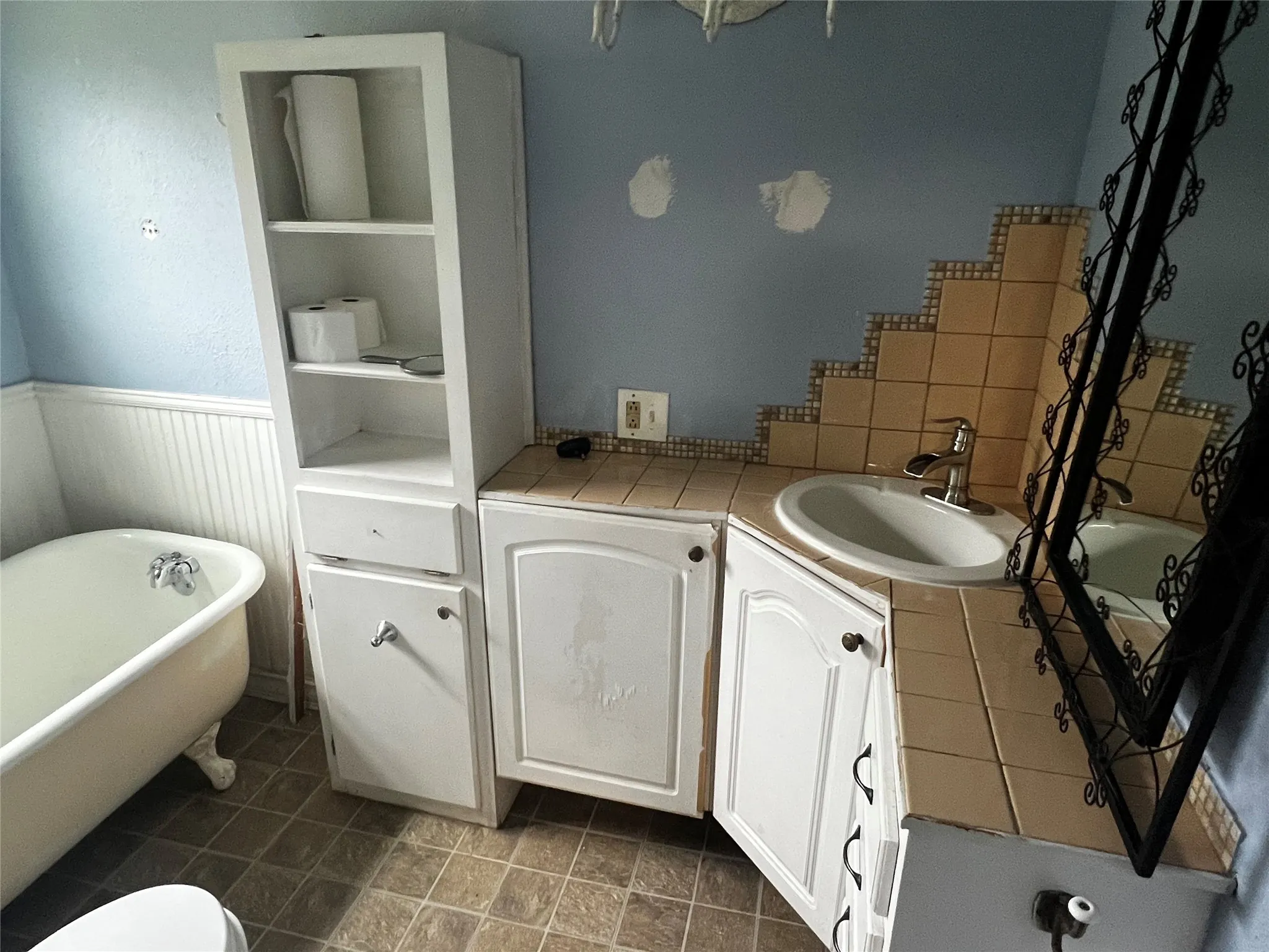 Single Family Residence For Sale in Tarrant County , 319 Ridgecrest Court, Azle, Texas 76020, 2 Bedroom, 1 Bathroom, 3 Garage spaces, 940 Sqft, built in 1955, Preowned, mls#21241945, Real Estate Agent in Azle, Homes For Sale in Tarrant county, Homes For Sale in Azle, Realtor in Azle Texas, Real Estate Brokerage Independent Realty Texas, Luminita Cordes Realtor
