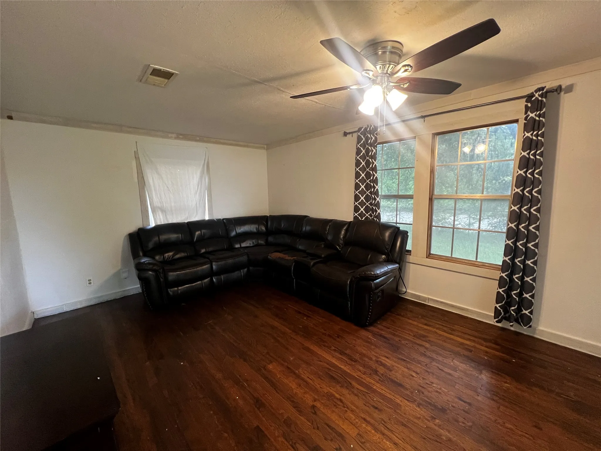 Single Family Residence For Sale in Tarrant County , 319 Ridgecrest Court, Azle, Texas 76020, 2 Bedroom, 1 Bathroom, 3 Garage spaces, 940 Sqft, built in 1955, Preowned, mls#21241945, Real Estate Agent in Azle, Homes For Sale in Tarrant county, Homes For Sale in Azle, Realtor in Azle Texas, Real Estate Brokerage Independent Realty Texas, Luminita Cordes Realtor