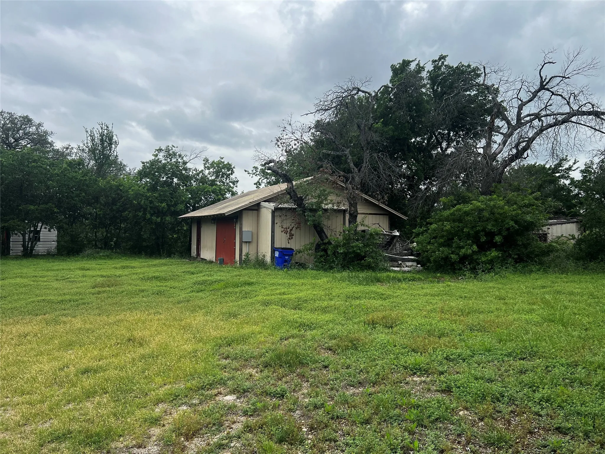 Single Family Residence For Sale in Tarrant County , 319 Ridgecrest Court, Azle, Texas 76020, 2 Bedroom, 1 Bathroom, 3 Garage spaces, 940 Sqft, built in 1955, Preowned, mls#21241945, Real Estate Agent in Azle, Homes For Sale in Tarrant county, Homes For Sale in Azle, Realtor in Azle Texas, Real Estate Brokerage Independent Realty Texas, Luminita Cordes Realtor