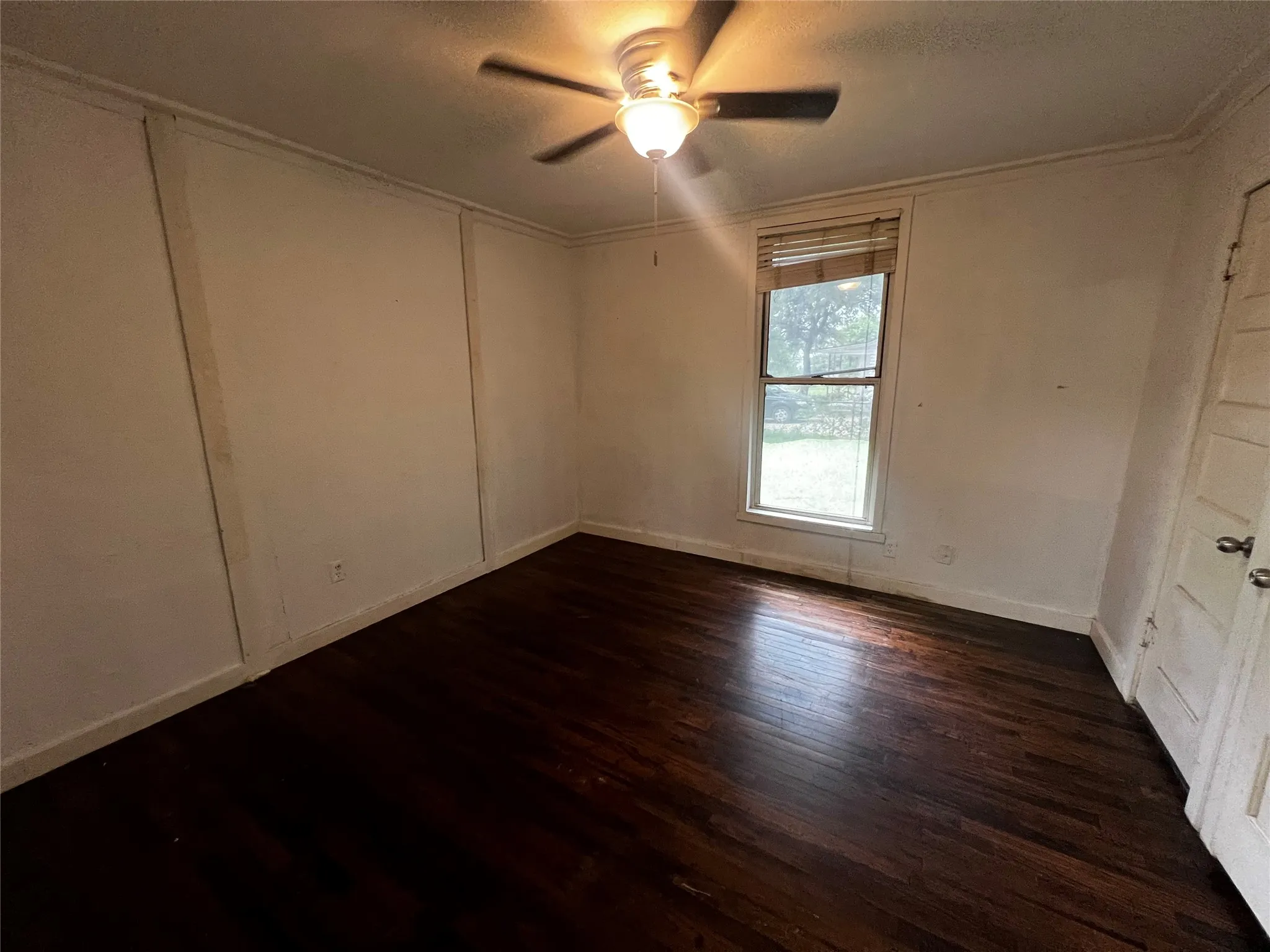 Single Family Residence For Sale in Tarrant County , 319 Ridgecrest Court, Azle, Texas 76020, 2 Bedroom, 1 Bathroom, 3 Garage spaces, 940 Sqft, built in 1955, Preowned, mls#21241945, Real Estate Agent in Azle, Homes For Sale in Tarrant county, Homes For Sale in Azle, Realtor in Azle Texas, Real Estate Brokerage Independent Realty Texas, Luminita Cordes Realtor