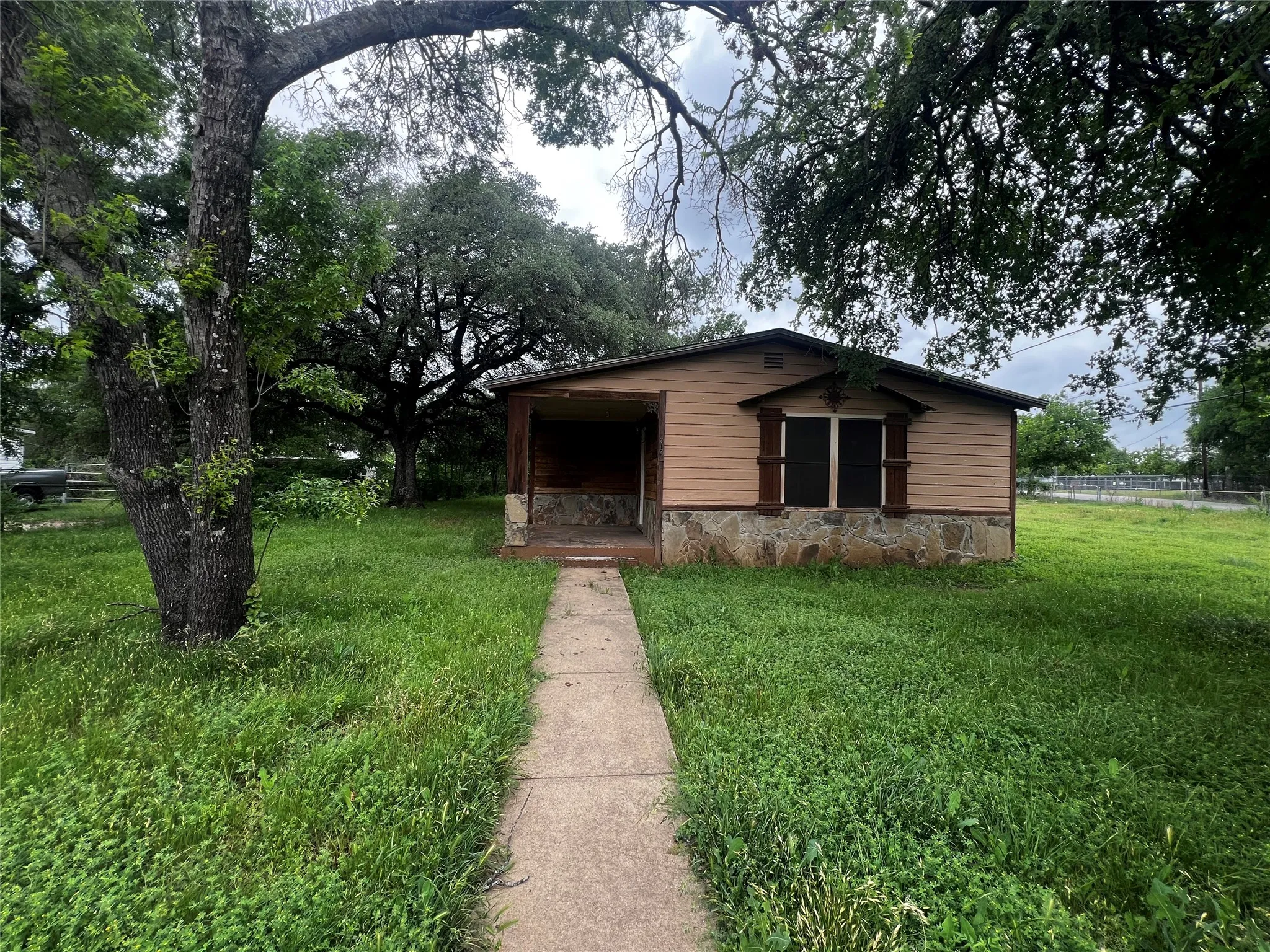 Single Family Residence For Sale in Tarrant County , 319 Ridgecrest Court, Azle, Texas 76020, 2 Bedroom, 1 Bathroom, 3 Garage spaces, 940 Sqft, built in 1955, Preowned, mls#21241945, Real Estate Agent in Azle, Homes For Sale in Tarrant county, Homes For Sale in Azle, Realtor in Azle Texas, Real Estate Brokerage Independent Realty Texas, Luminita Cordes Realtor