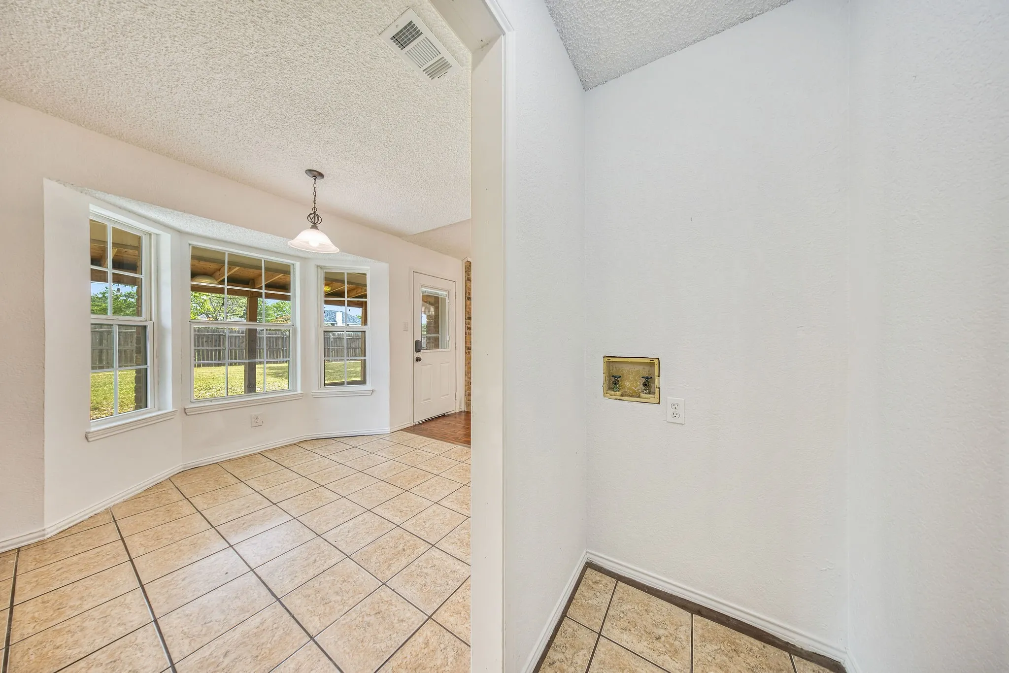 Single Family Residence For Sale in Tarrant County , 7316 E Kary Lynn Drive, Watauga, Texas 76148, 3 Bedroom, 2 Bathroom, 2 Garage spaces, 1,171 Sqft, built in 1984, mls#21240836, Real Estate Agent in Watauga, Homes For Sale in Tarrant county, Homes For Sale in Watauga, Realtor in Watauga Texas, Real Estate Brokerage Independent Realty Texas, Luminita Cordes Realtor