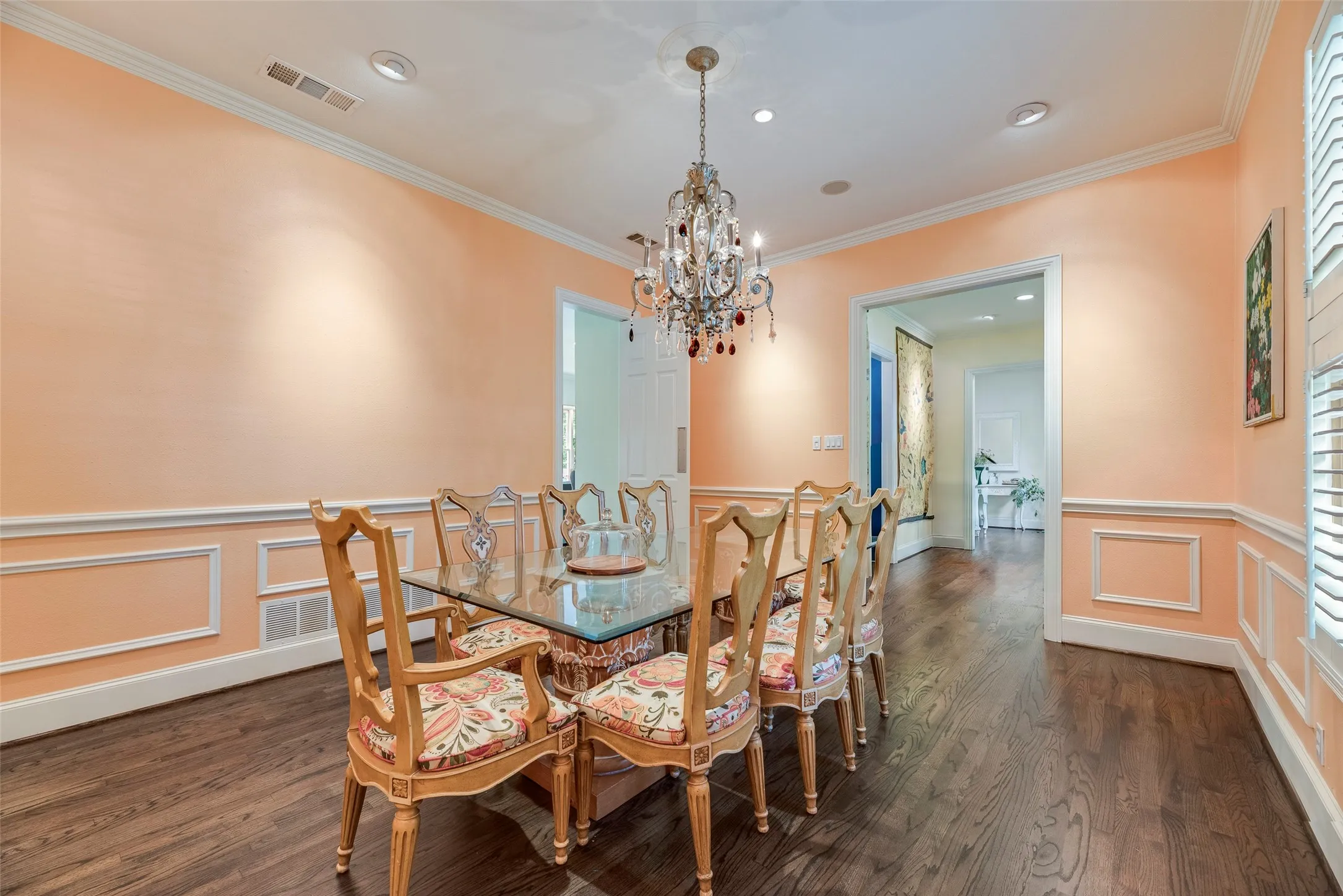 Single Family Residence For Rent in Dallas County , 1418 Yakimo Drive, Dallas, Texas 75208, 4 Bedroom, 5 Bathroom, 2 Garage spaces, 3,824 Sqft, built in 1989, mls#21241998, Real Estate Agent in Dallas, Homes For Rent in Dallas county, Homes For Rent in Dallas, Realtor in Dallas Texas, Real Estate Brokerage Independent Realty Texas, Luminita Cordes Realtor