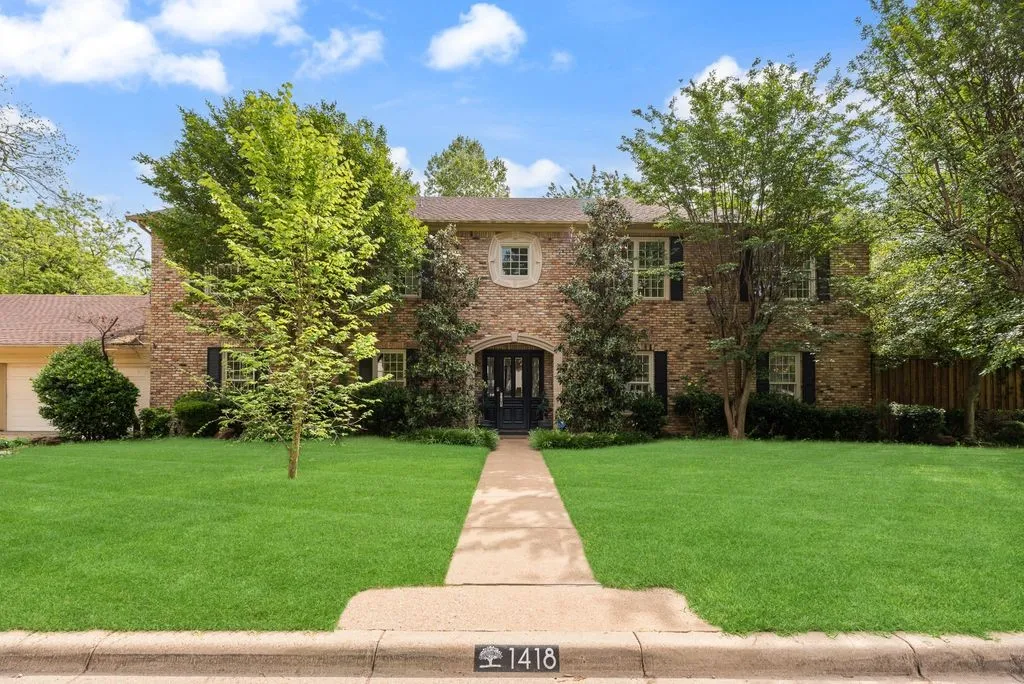 Single Family Residence For Rent in Dallas County , 1418 Yakimo Drive, Dallas, Texas 75208, 4 Bedroom, 5 Bathroom, 2 Garage spaces, 3,824 Sqft, built in 1989, mls#21241998, Real Estate Agent in Dallas, Homes For Rent in Dallas county, Homes For Rent in Dallas, Realtor in Dallas Texas, Real Estate Brokerage Independent Realty Texas, Luminita Cordes Realtor