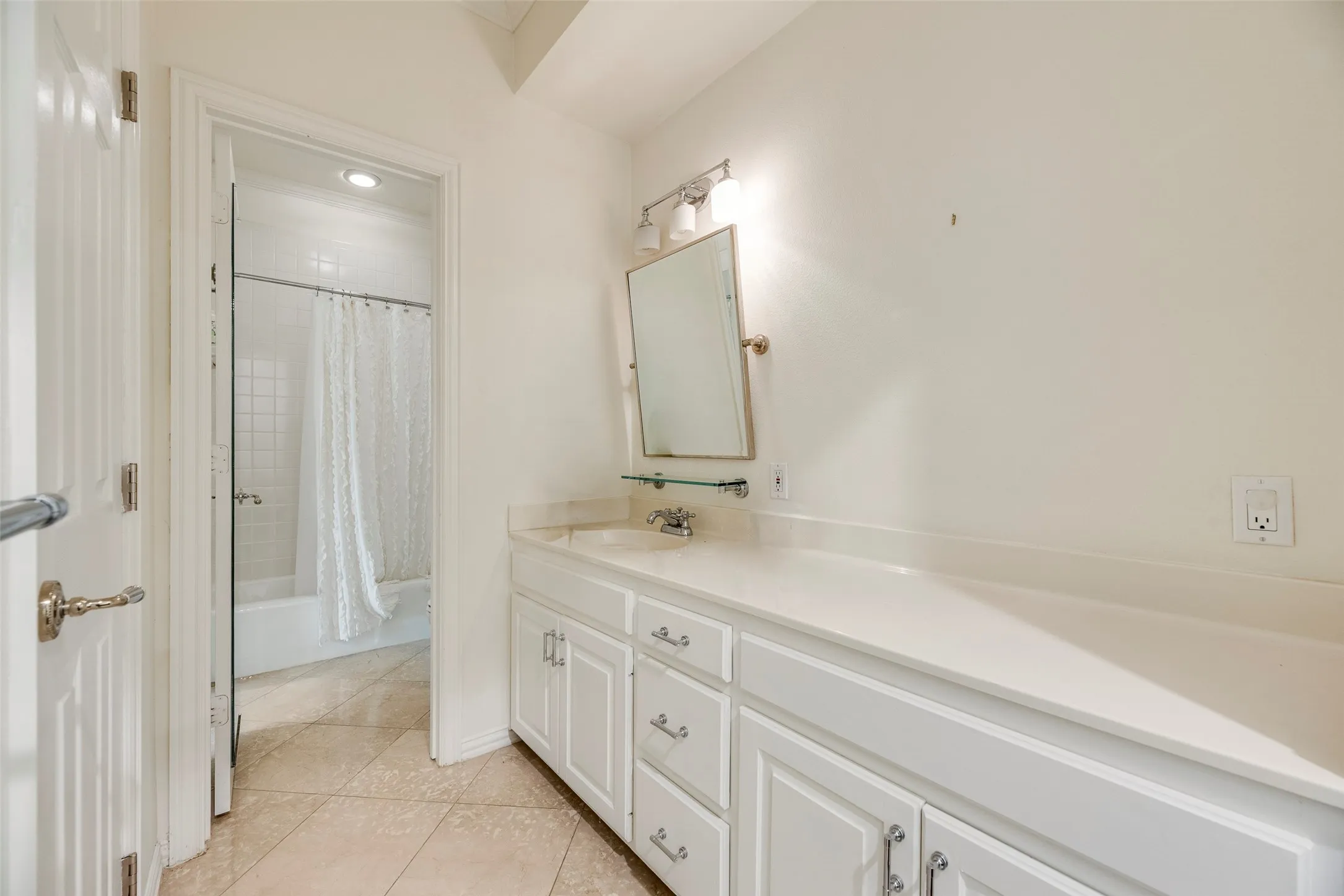 Single Family Residence For Rent in Dallas County , 1418 Yakimo Drive, Dallas, Texas 75208, 4 Bedroom, 5 Bathroom, 2 Garage spaces, 3,824 Sqft, built in 1989, mls#21241998, Real Estate Agent in Dallas, Homes For Rent in Dallas county, Homes For Rent in Dallas, Realtor in Dallas Texas, Real Estate Brokerage Independent Realty Texas, Luminita Cordes Realtor