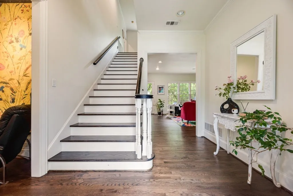 Single Family Residence For Rent in Dallas County , 1418 Yakimo Drive, Dallas, Texas 75208, 4 Bedroom, 5 Bathroom, 2 Garage spaces, 3,824 Sqft, built in 1989, mls#21241998, Real Estate Agent in Dallas, Homes For Rent in Dallas county, Homes For Rent in Dallas, Realtor in Dallas Texas, Real Estate Brokerage Independent Realty Texas, Luminita Cordes Realtor